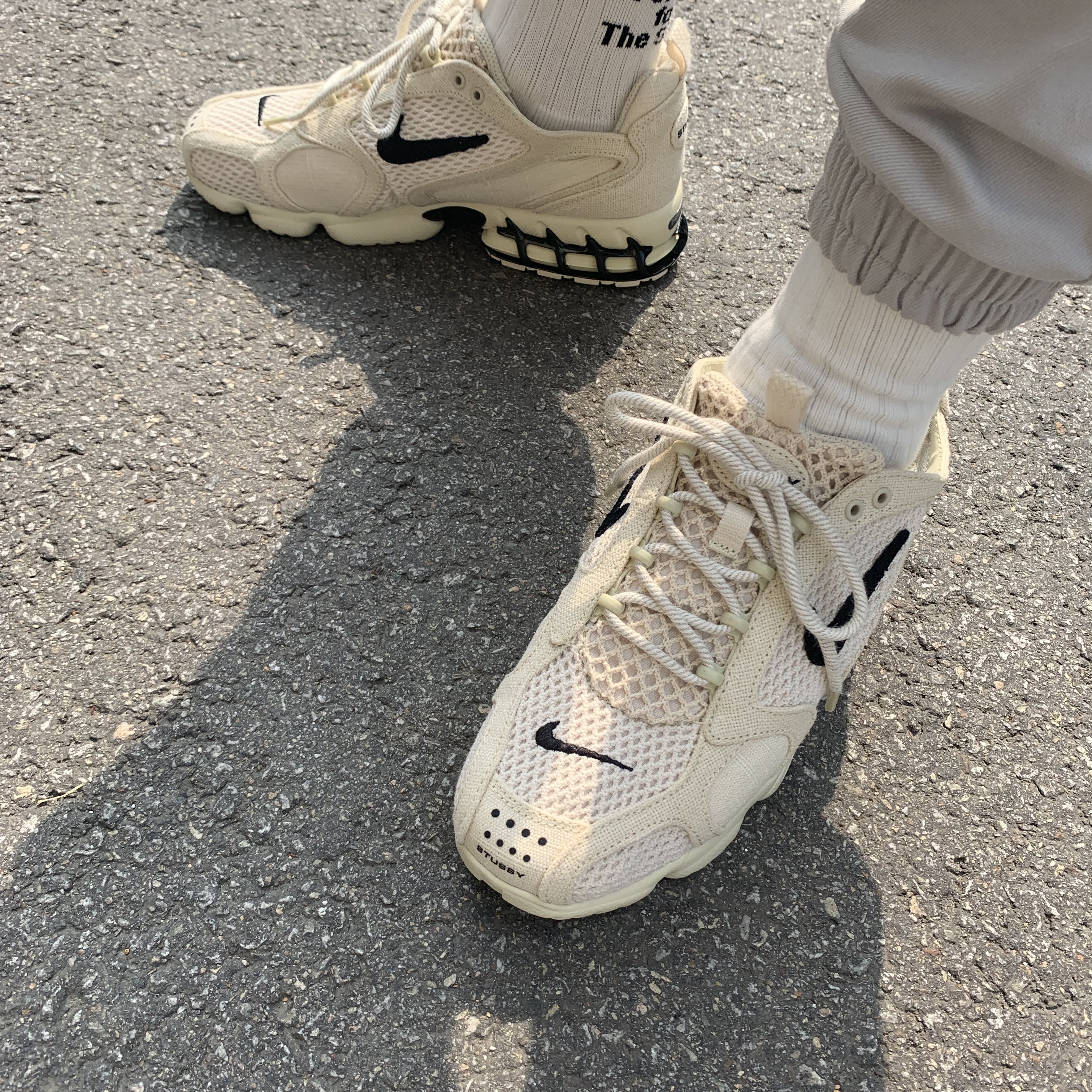 Nike x Stussy Air Zoom Spiridon Cage 2 Fossil, Nike x Sacai LDWaffle White Nylon 착용 스타일 - 1