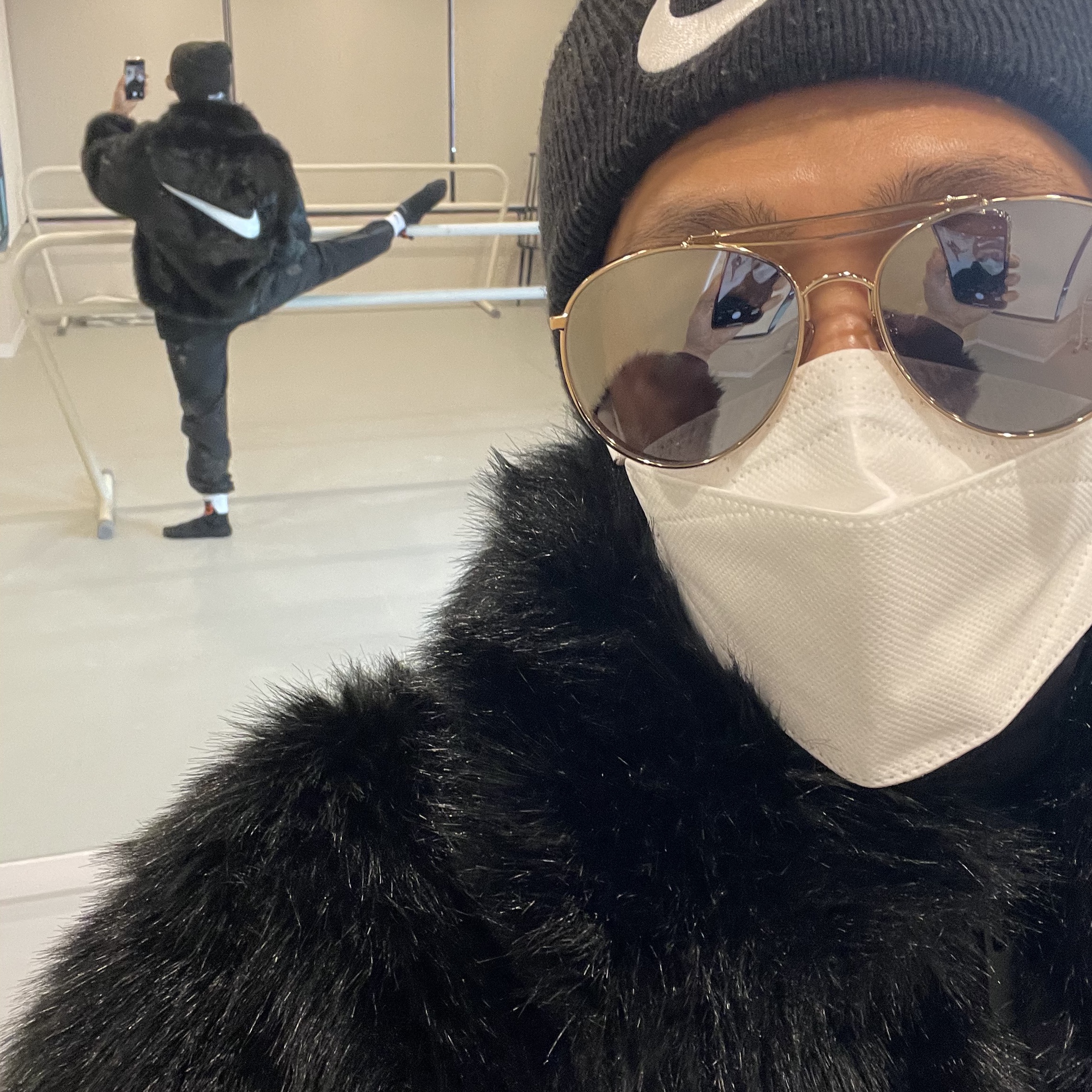 (W) Nike x Ambush Reversible Faux-Fur Coat Black, Nike x Stussy Cuff Beanie Black 착용 스타일 - 3