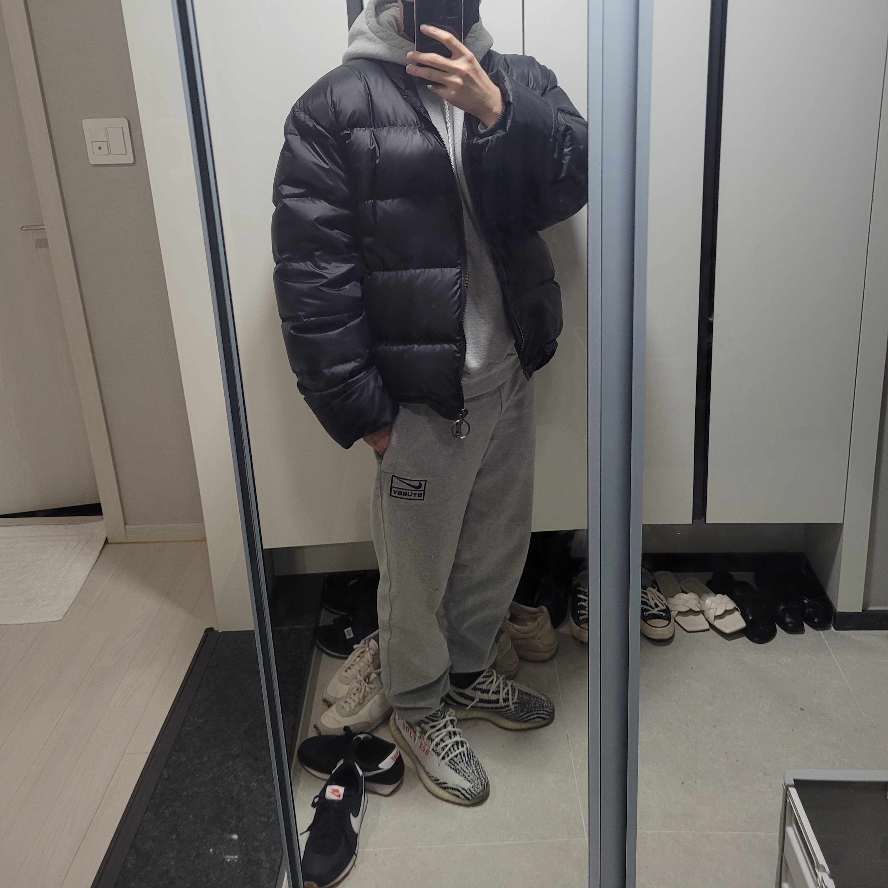 Adidas Yeezy Boost 350 V2 Zebra 2017/2019/2020, Nike x Stussy NRG BR Fleece Pants Grey 착용 스타일