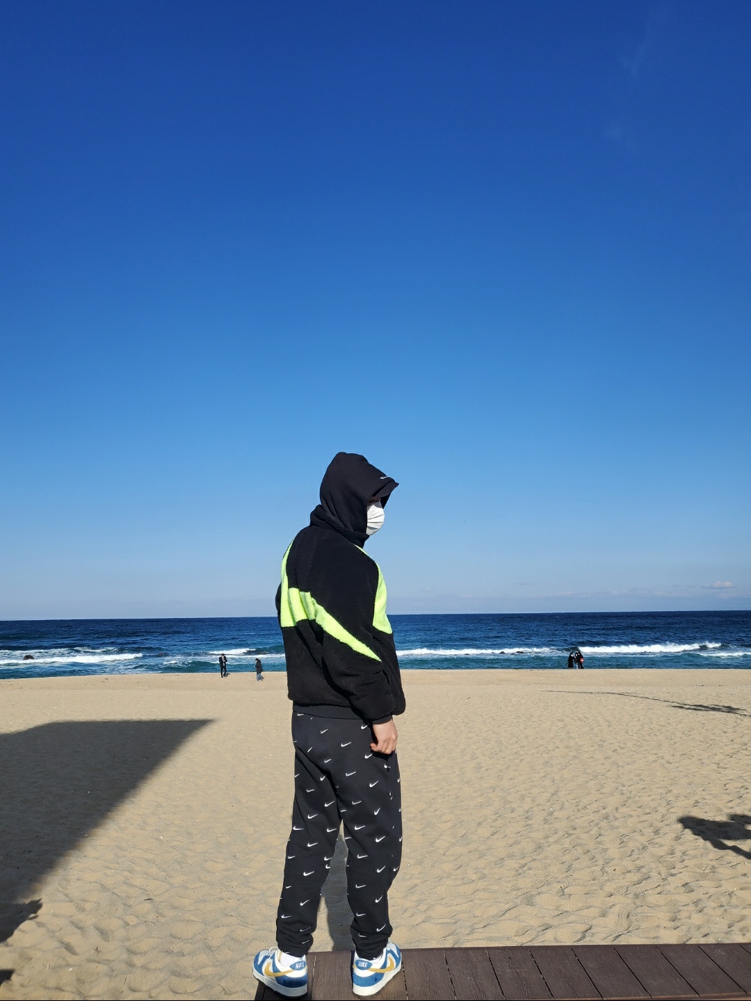 Nike x Kasina Dunk Low 80's Bus, Nike Big Swoosh Full Zip Jacket Black Volt 착용 스타일