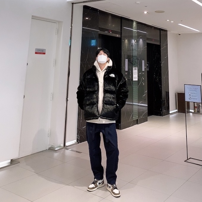 Jordan 1 x Travis Scott Retro High OG SP Mocha, Supreme x The North Face Faux Fur Nuptse Jacket Black - 20FW 착용 스타일