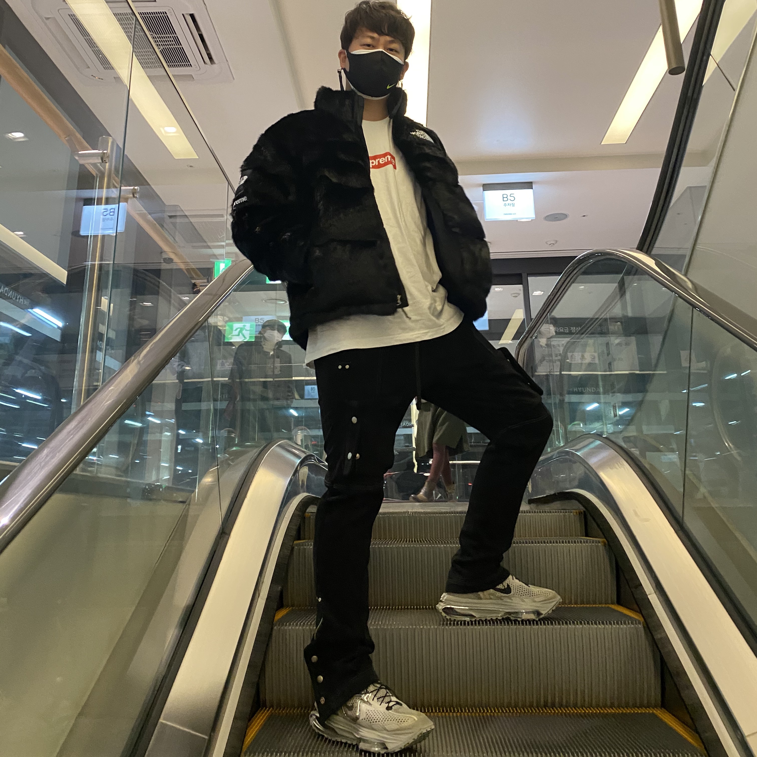 Supreme x The North Face Faux Fur Nuptse Jacket Black - 20FW, Nike x Matthew M Williams Zoom 004 Stone 착용 스타일 - 1