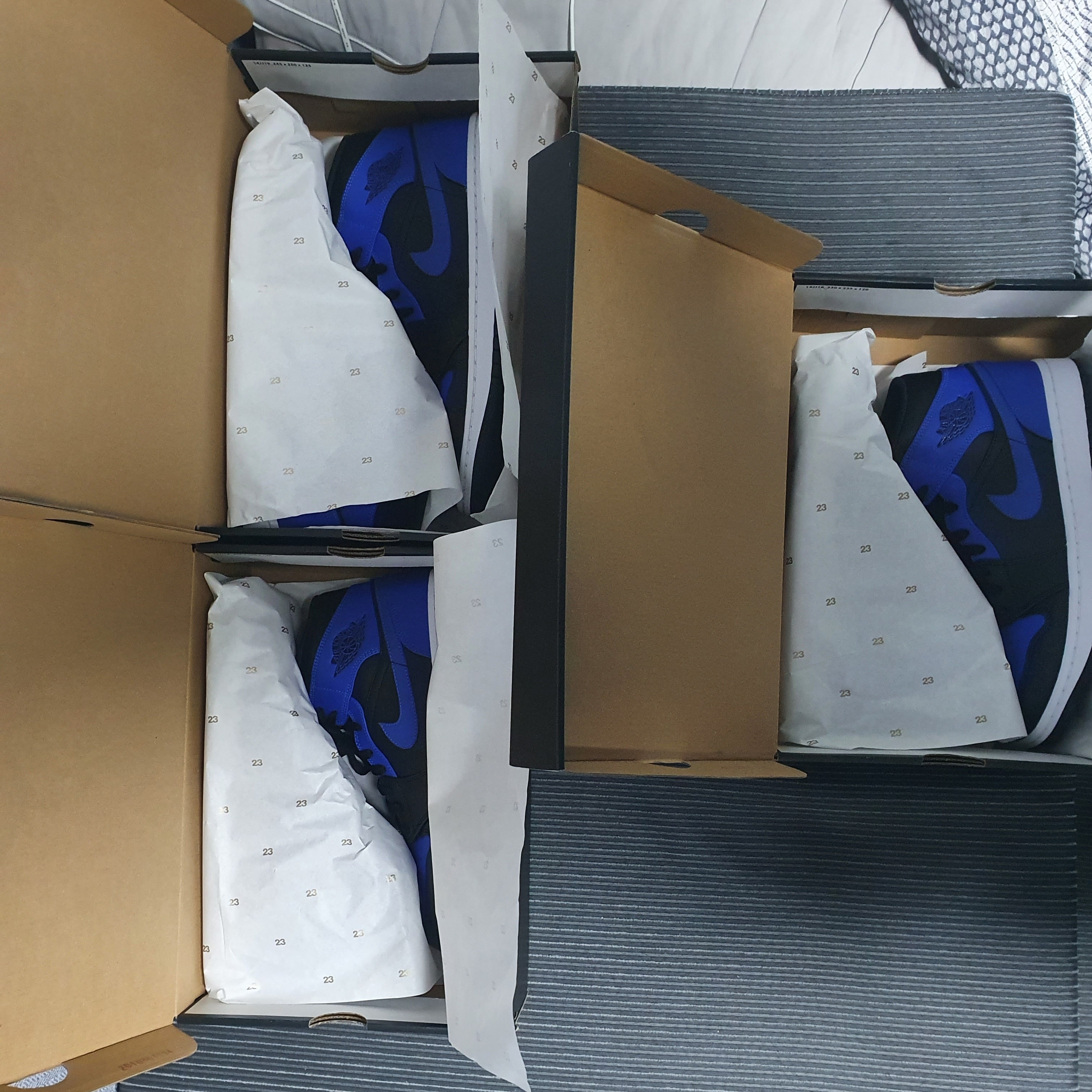 Jordan 1 Mid Black Hyper Royal 착용 스타일