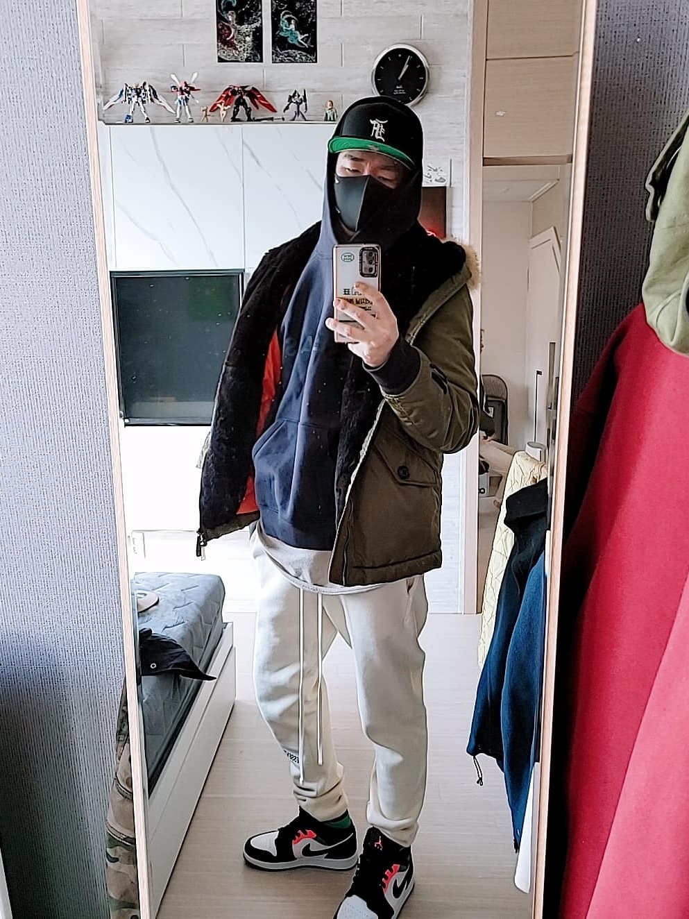 Essentials 3D Silicon Applique Pullover Hoodie Dark Slate/Black 2020, Essentials Sweatpants Buttercream 2020 착용 스타일 - 4