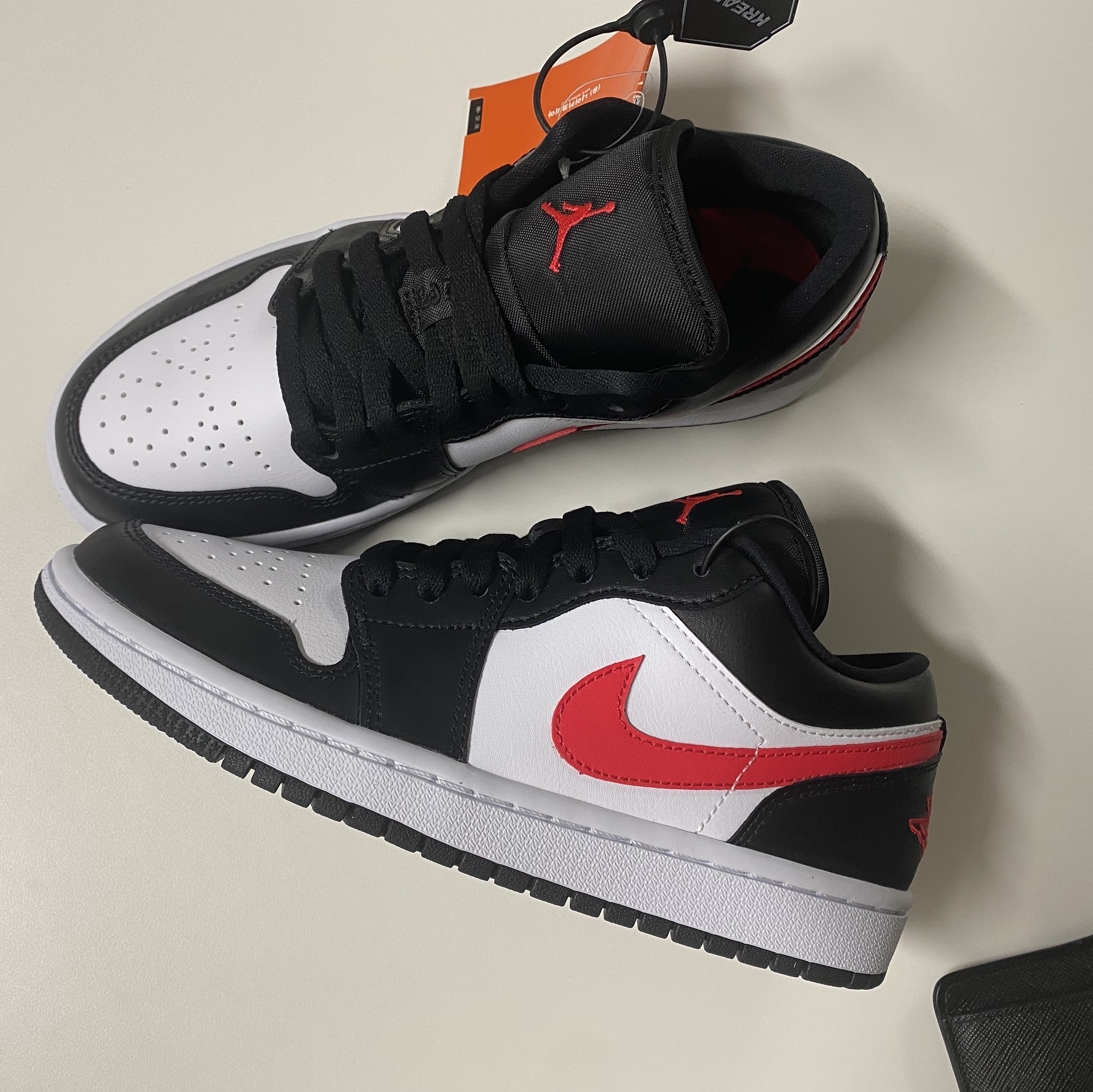 (W) Jordan 1 Low Black Siren Red 착용 스타일