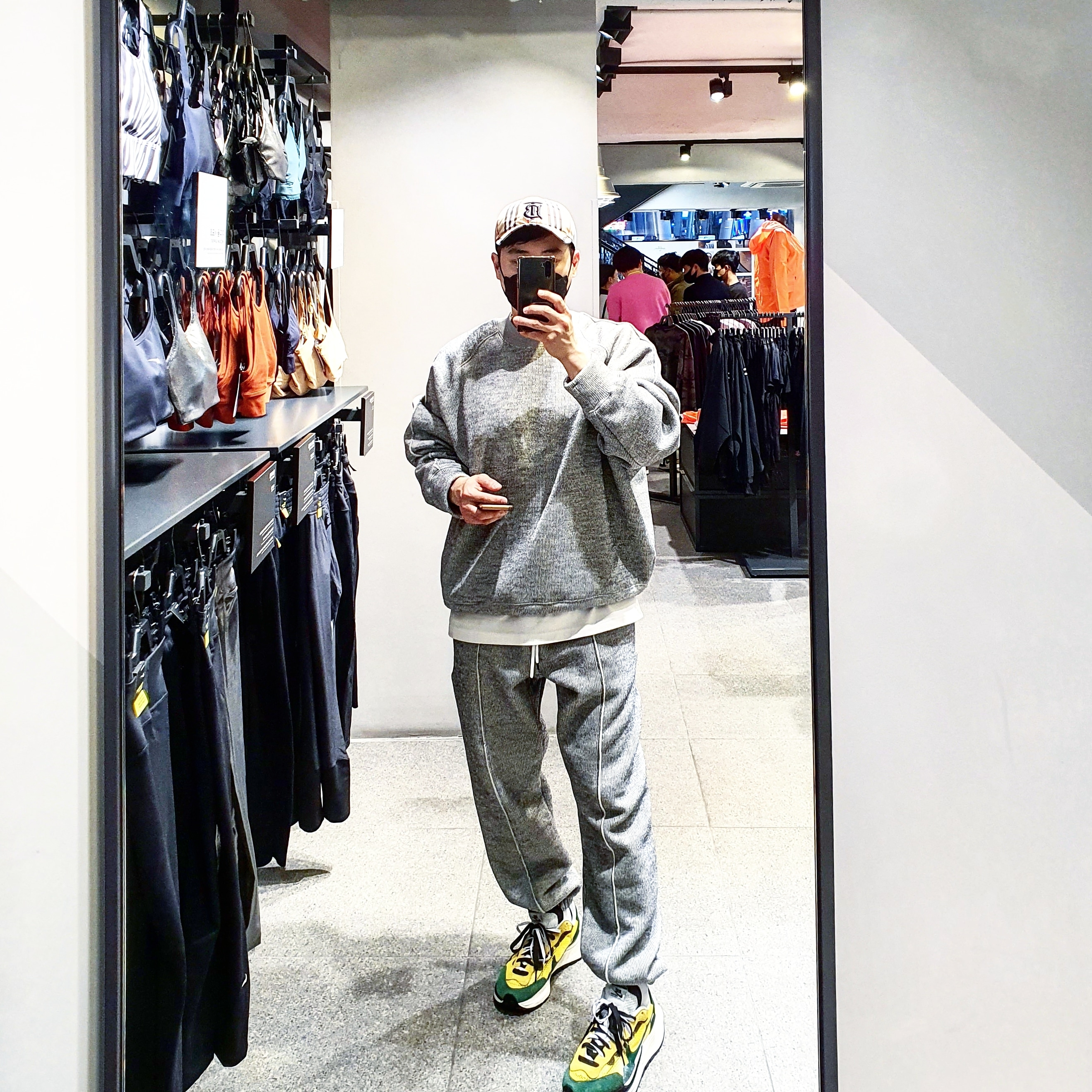 Nike x Sacai VaporWaffle Tour Yellow & Gorge Green Sail 착용 스타일