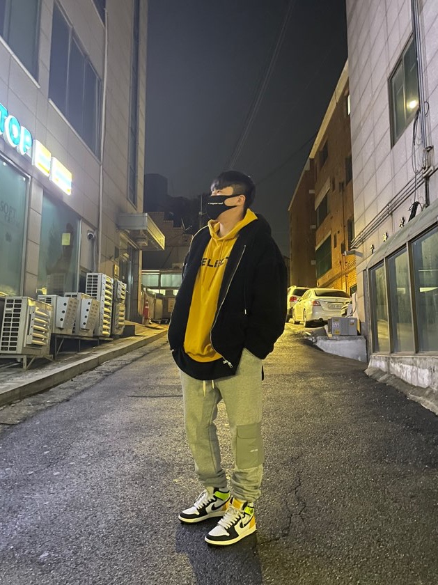 Jordan 1 Retro High OG Volt Gold 착용 스타일
