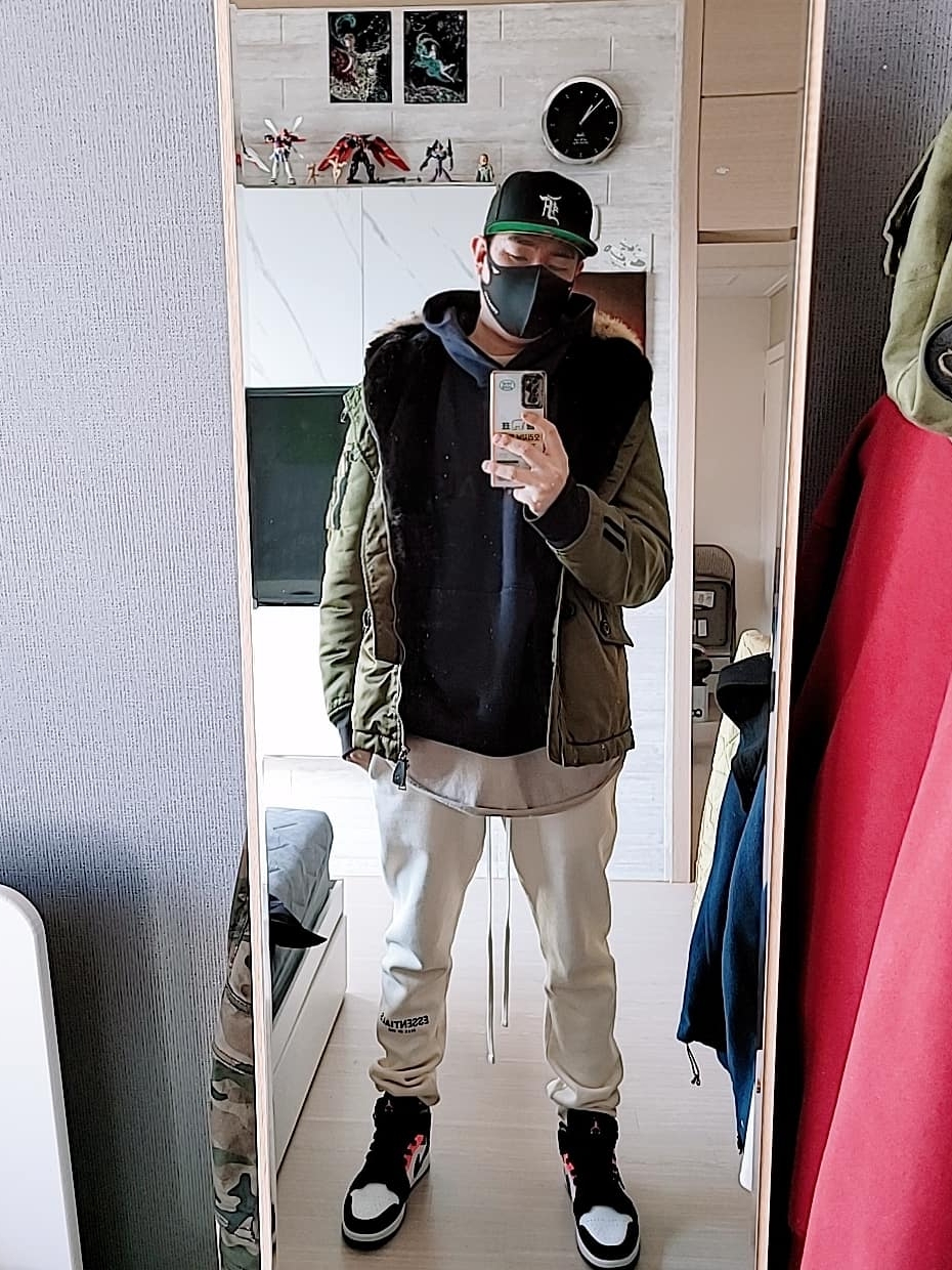 Essentials 3D Silicon Applique Pullover Hoodie Dark Slate/Black 2020, Essentials Sweatpants Buttercream 2020 착용 스타일 - 2