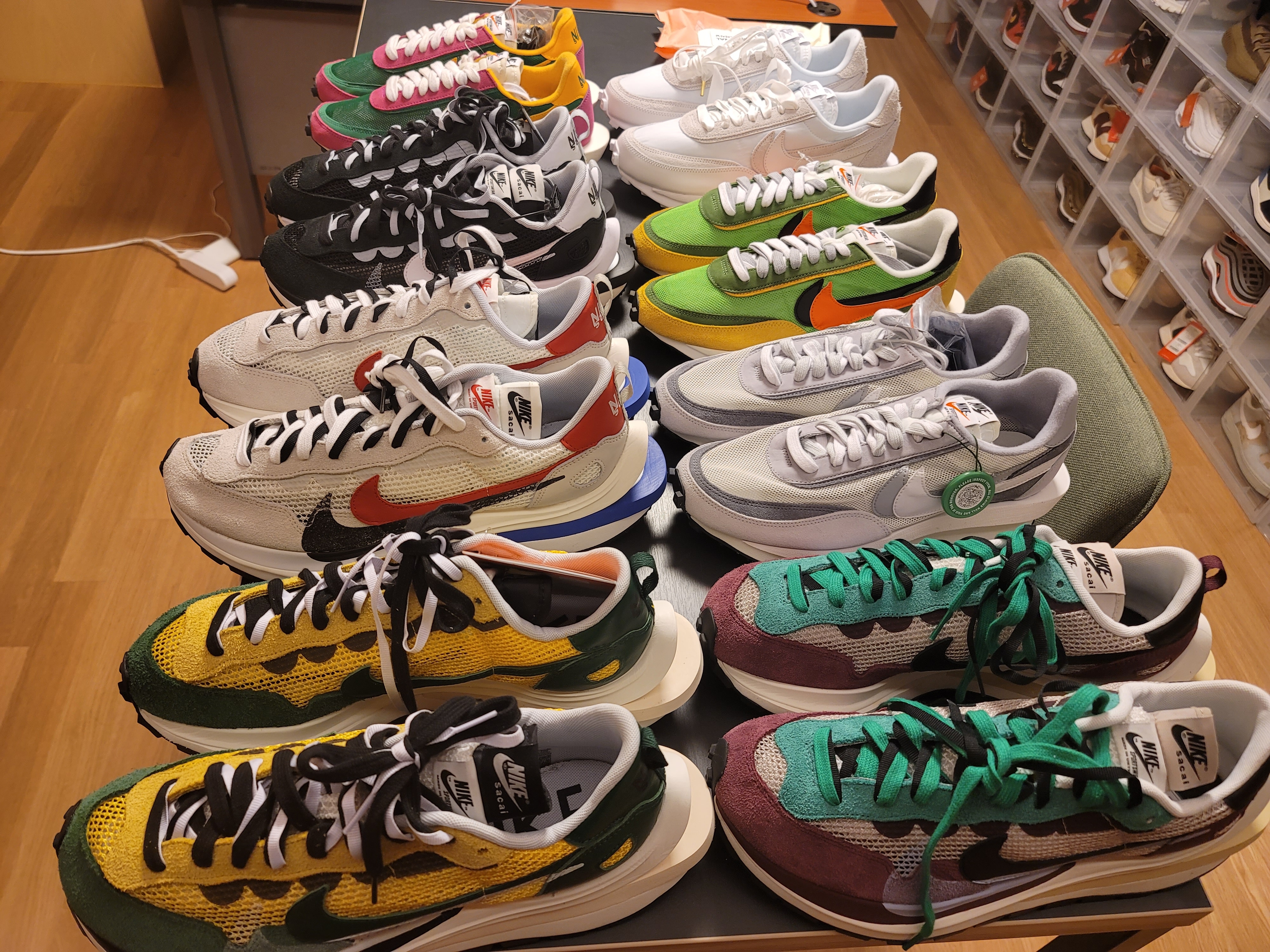 Nike x Sacai VaporWaffle Tour Yellow & Gorge Green Sail, Nike x Sacai VaporWaffle Royal Fuchsia 착용 스타일 - 2