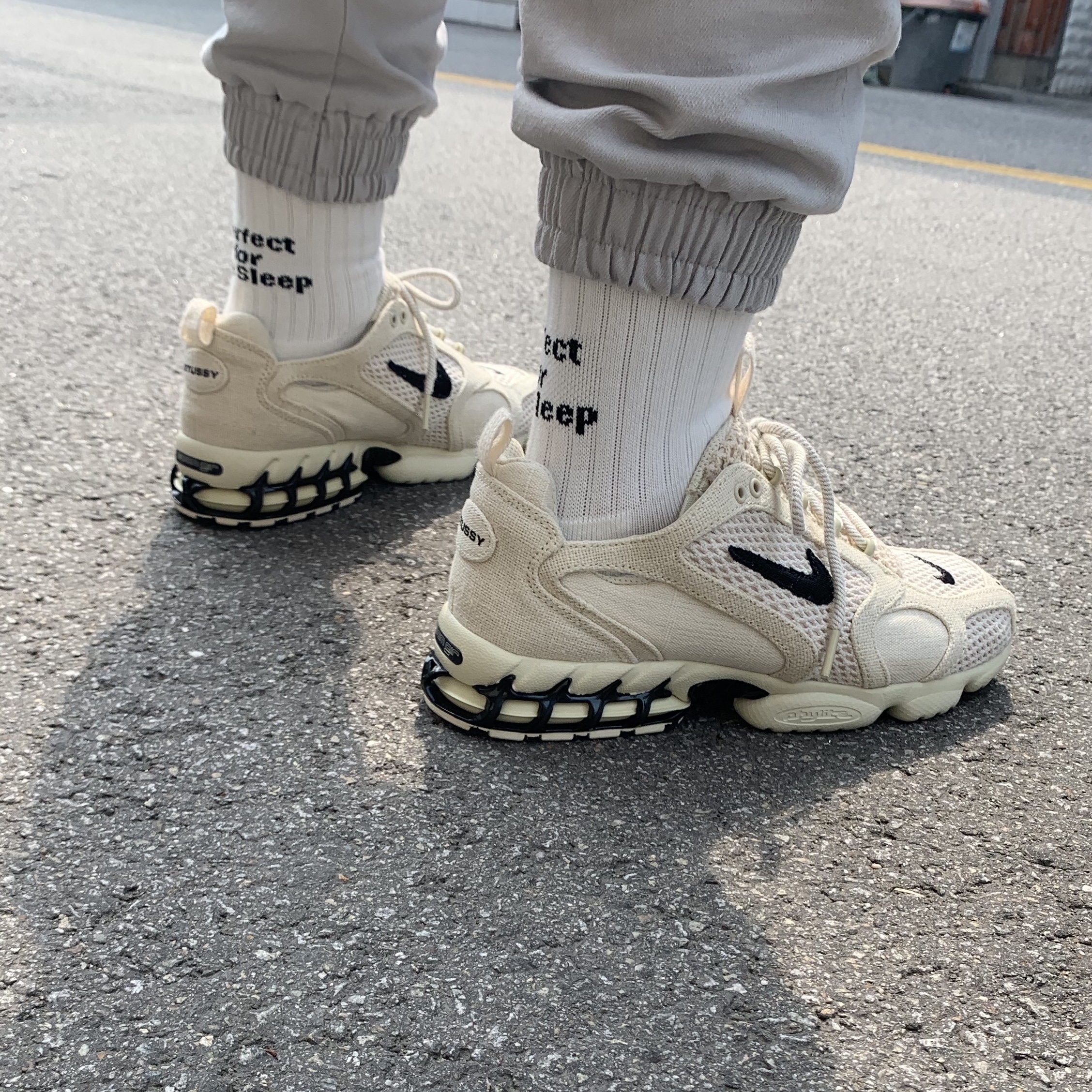 Nike x Stussy Air Zoom Spiridon Cage 2 Fossil, Nike x Sacai LDWaffle White Nylon 착용 스타일 - 3