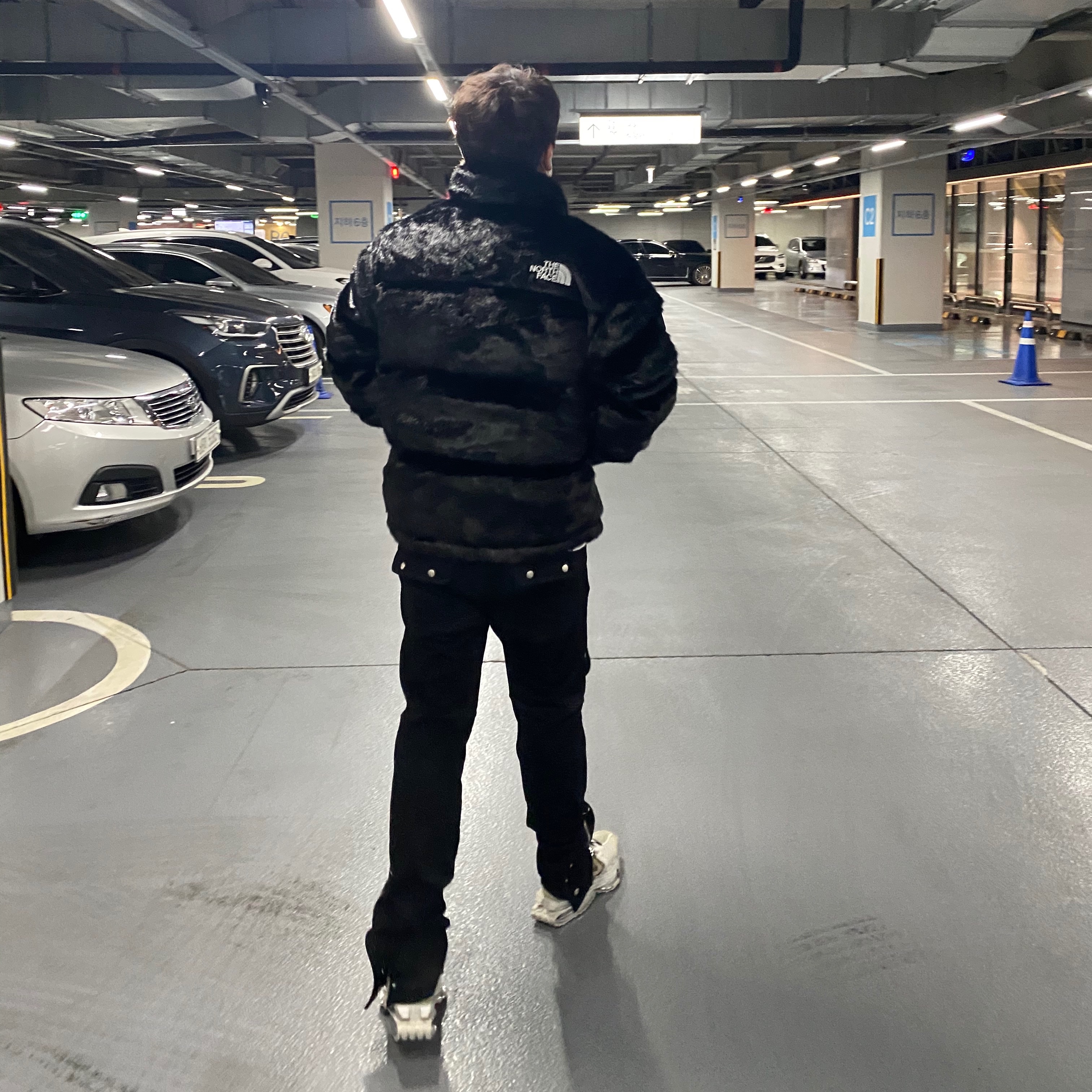 Supreme x The North Face Faux Fur Nuptse Jacket Black - 20FW, Nike x Matthew M Williams Zoom 004 Stone 착용 스타일 - 3