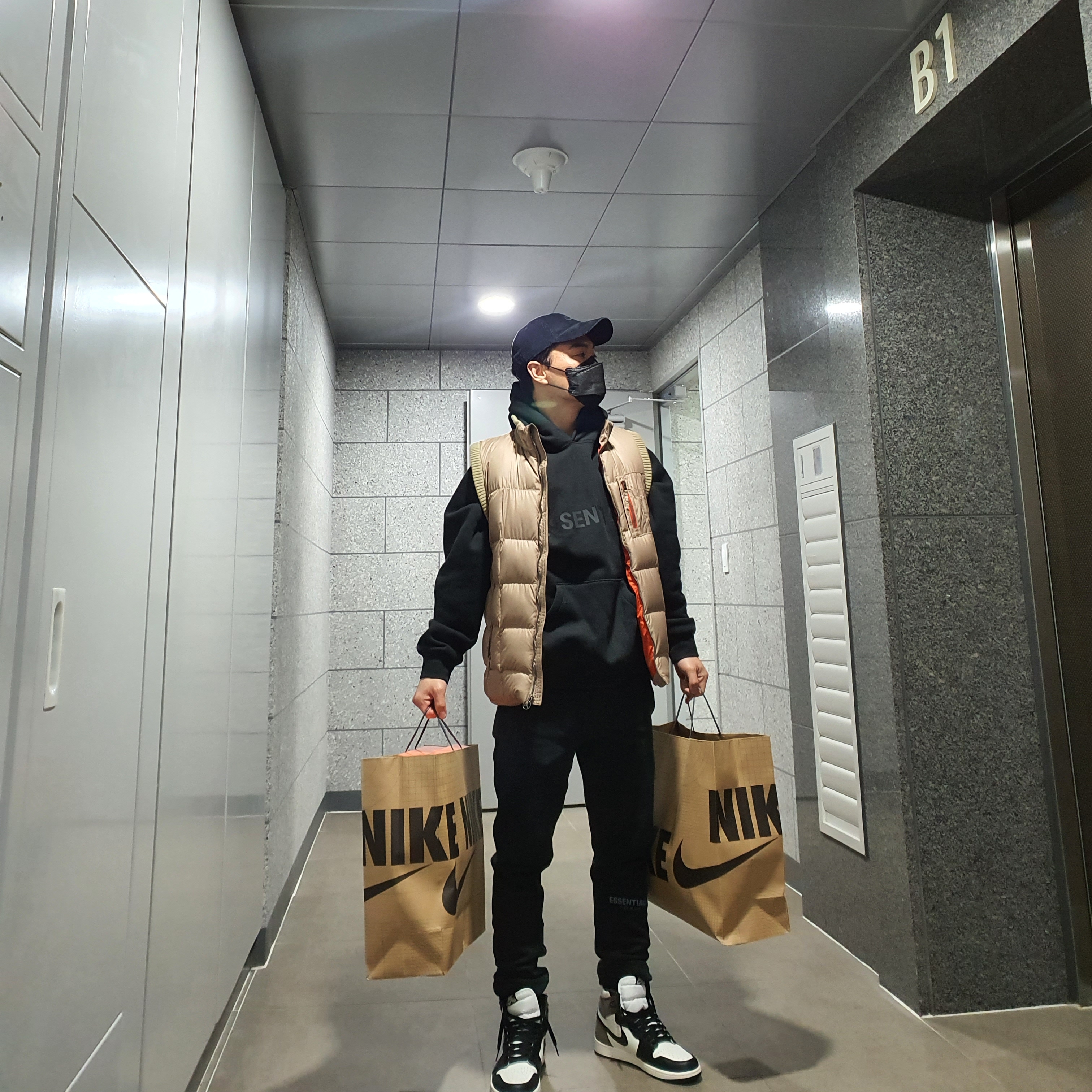 Jordan 1 Retro High OG Black Mocha, Essentials 3D Silicon Applique Pullover Hoodie Dark Slate/Black 2020 착용 스타일
