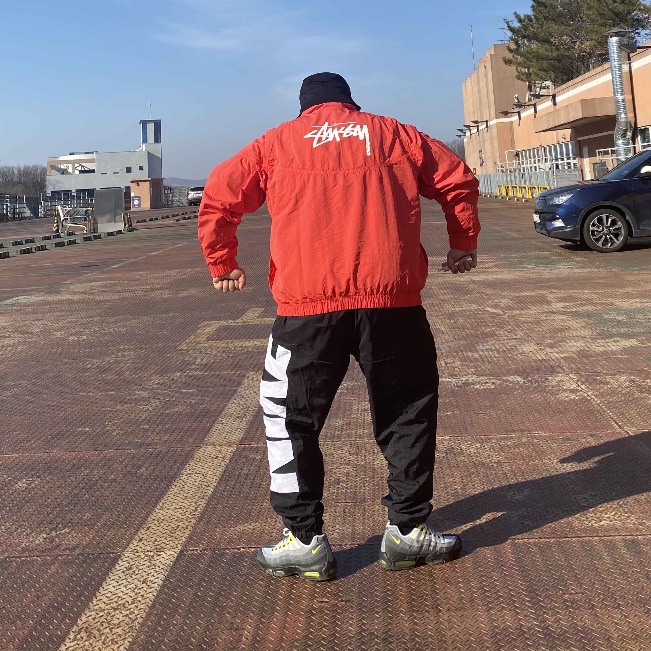Nike x Stussy Windrunner Jacket Habanero Red, Nike Air Max 95 OG Neon Yellow 2020 착용 스타일
