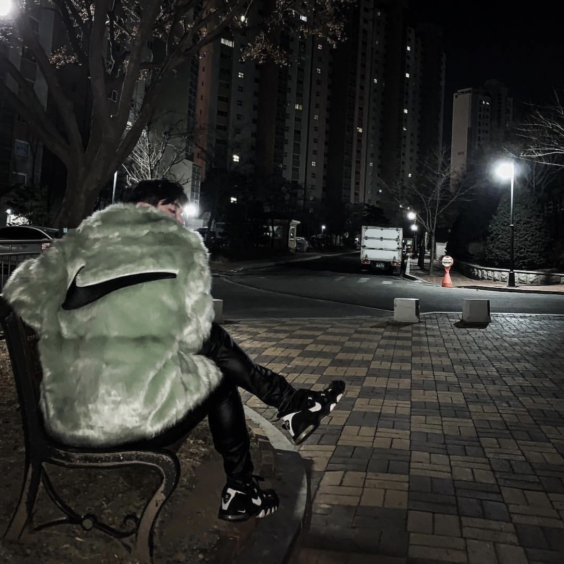 (W) Nike x Ambush Reversible Faux-Fur Coat Jade Horizon, Nike Air Max 2 Strong Black White 착용 스타일