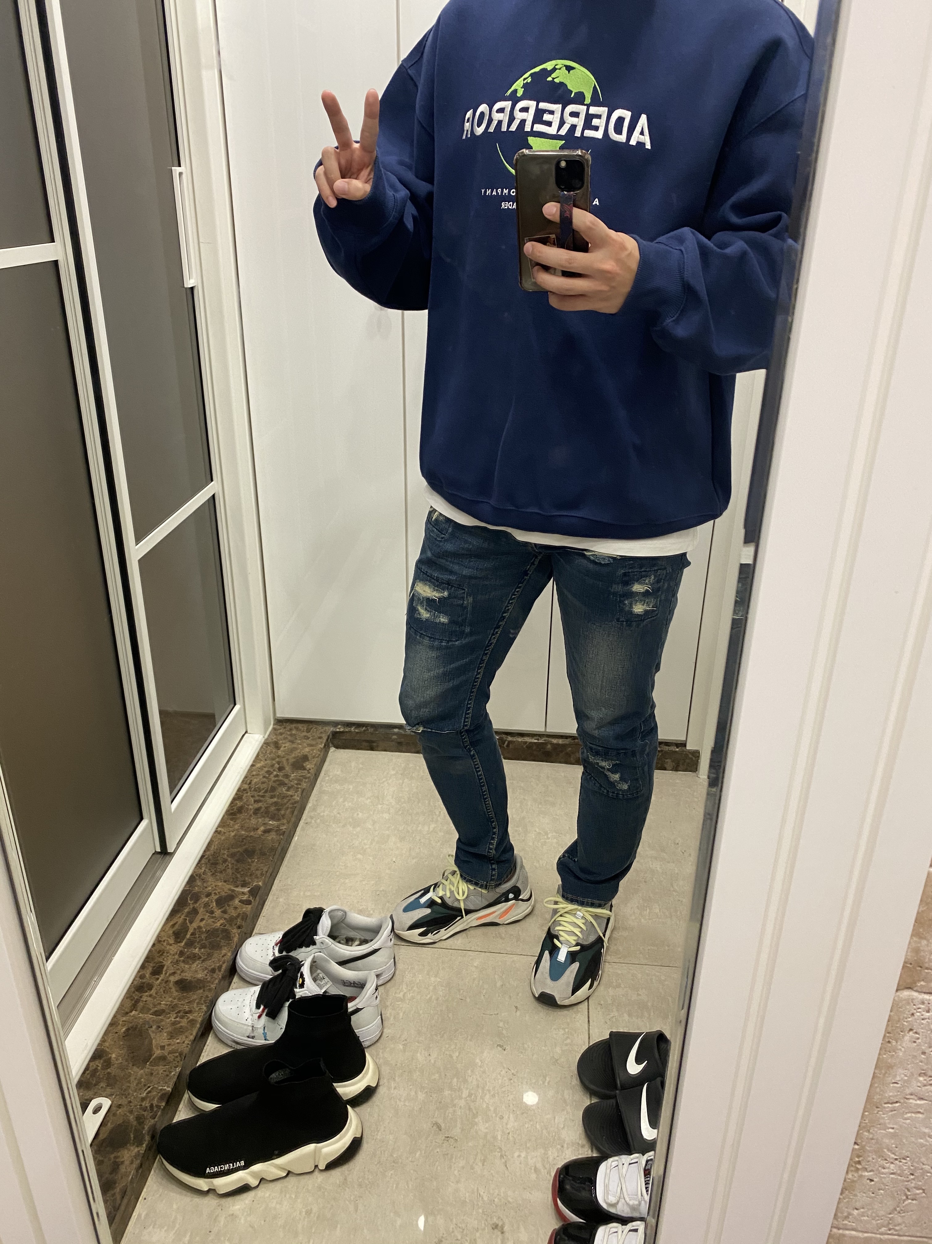 Adidas Yeezy Boost 700 Wave Runner Solid Grey 2017/2019, Nike x Peaceminusone Air Force 1 Low Para-Noise 2.0 착용 스타일