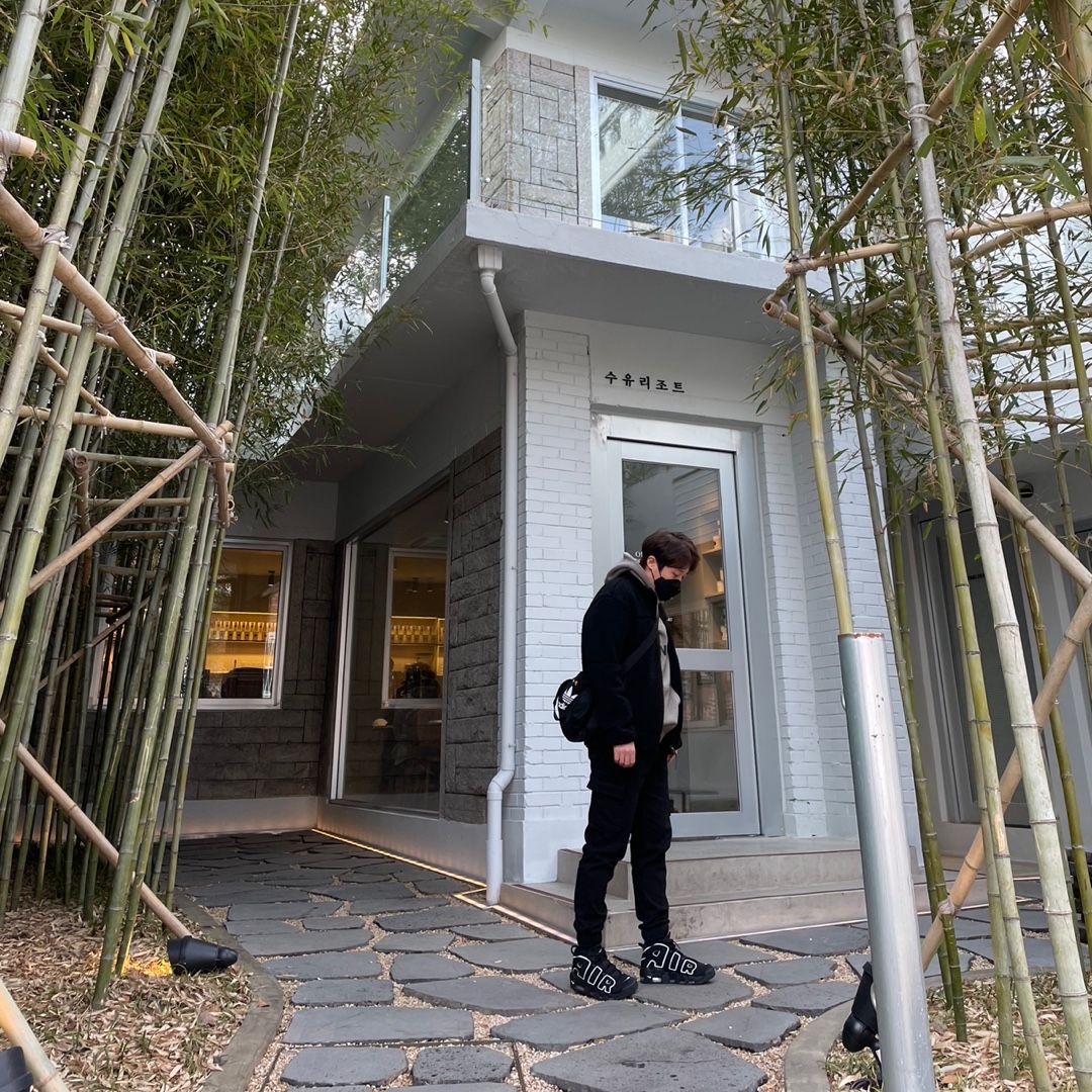 황현우 (@h.w.hwang) 님의 게시물 | KREAM