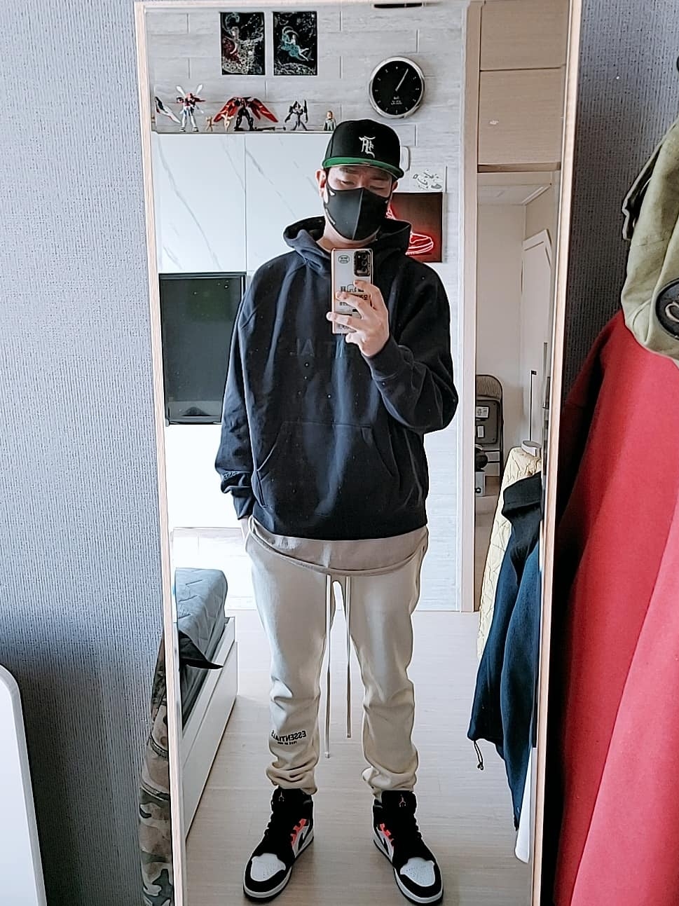 Essentials 3D Silicon Applique Pullover Hoodie Dark Slate/Black 2020, Essentials Sweatpants Buttercream 2020 착용 스타일 - 1