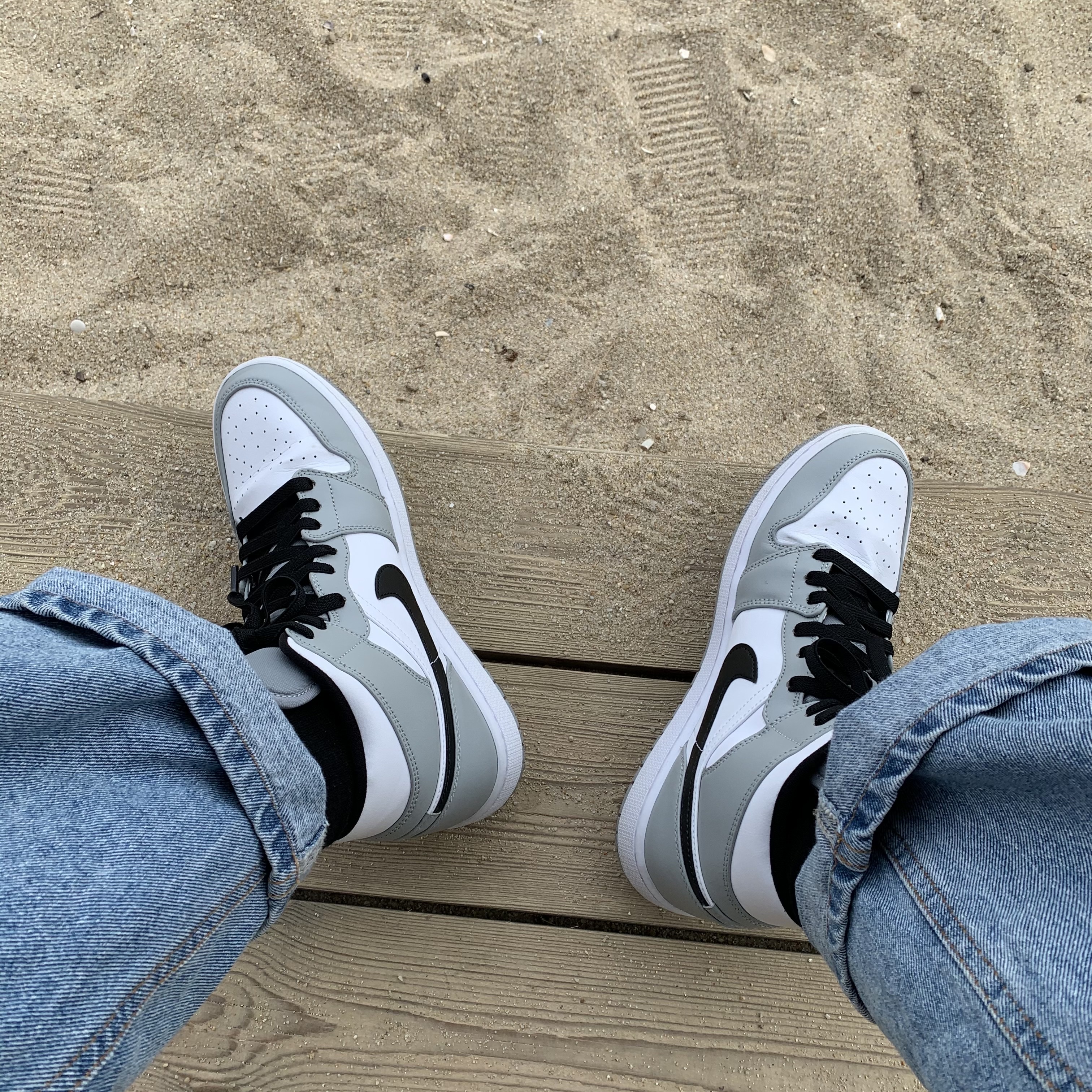 Jordan 1 Mid Light Smoke Grey 착용 스타일 - 1