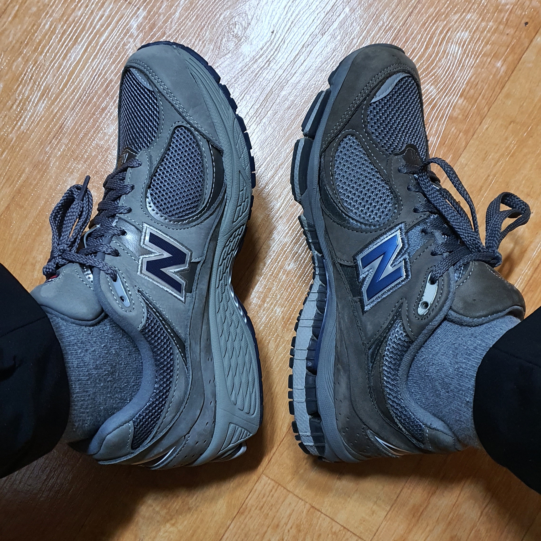 New Balance 2002R Gray 착용 스타일 - 1