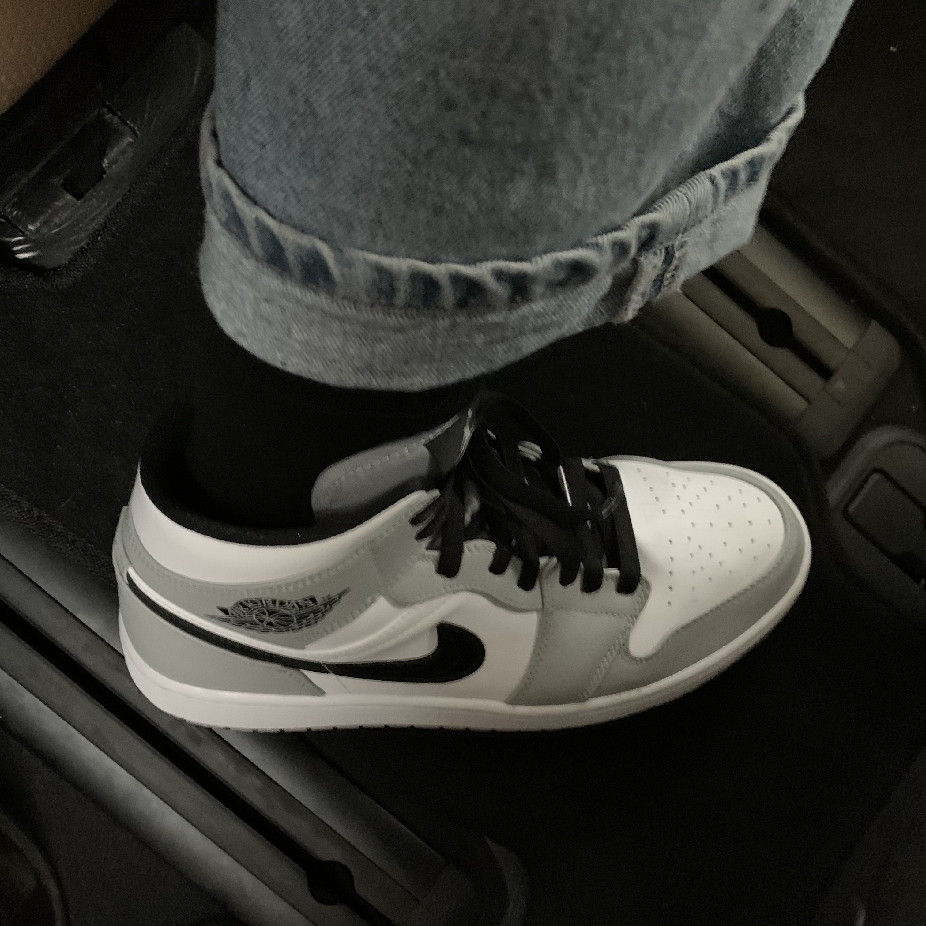 Jordan 1 Mid Light Smoke Grey 착용 스타일 - 2