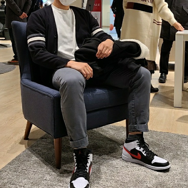 Jordan 1 Mid Black Chile Red 착용 스타일 - 1