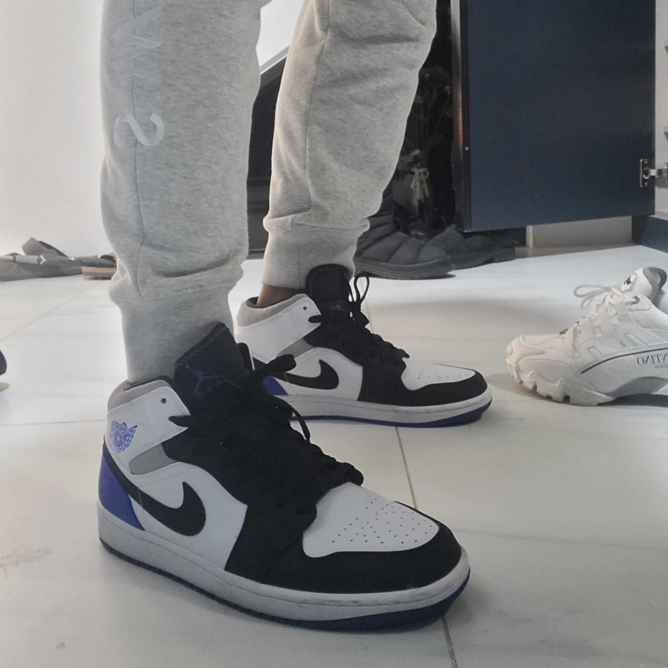 Jordan 1 Mid SE Hyper Royal 착용 스타일