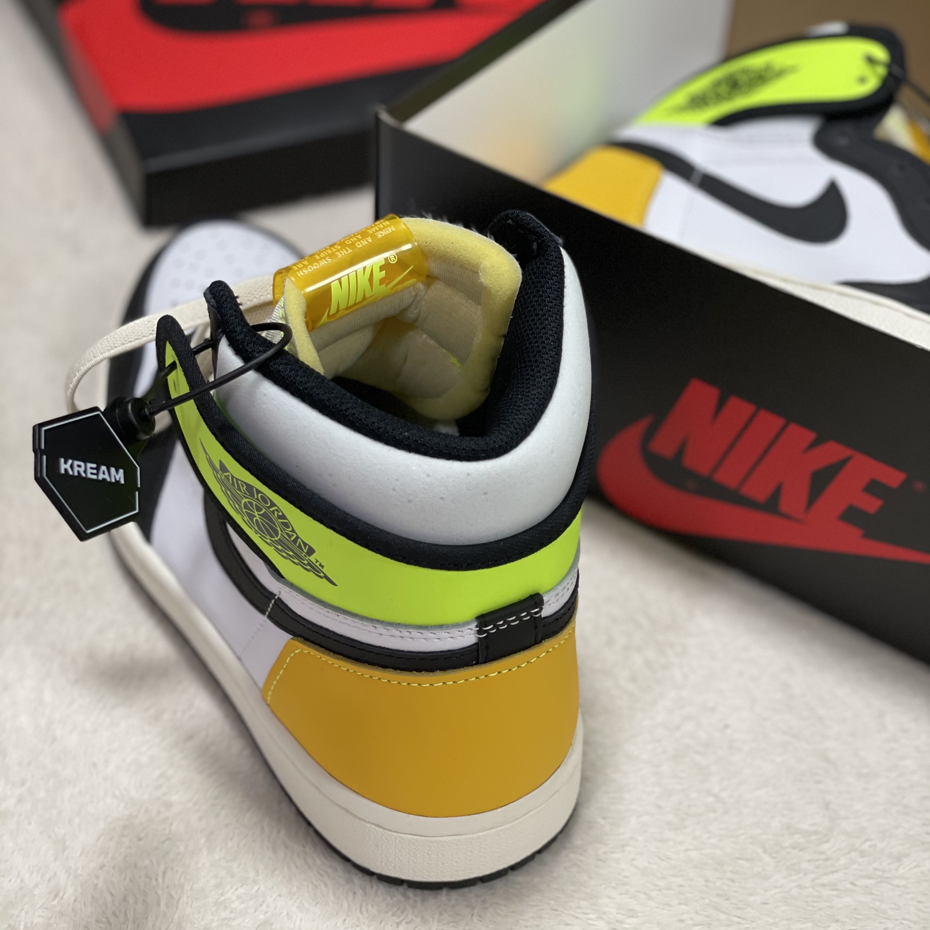 Jordan 1 Retro High OG Volt Gold 착용 스타일 - 3