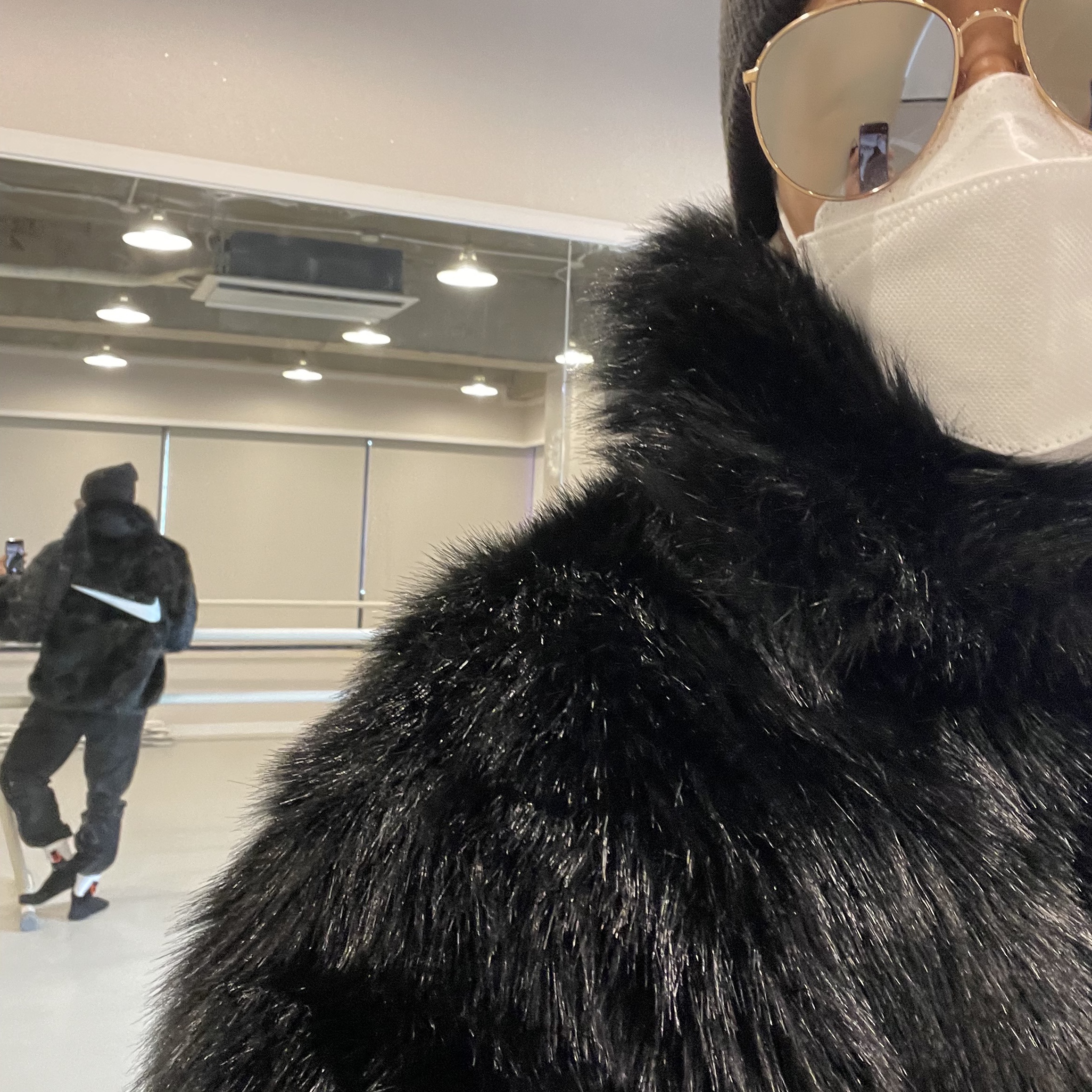 (W) Nike x Ambush Reversible Faux-Fur Coat Black, Nike x Stussy Cuff Beanie Black 착용 스타일 - 1