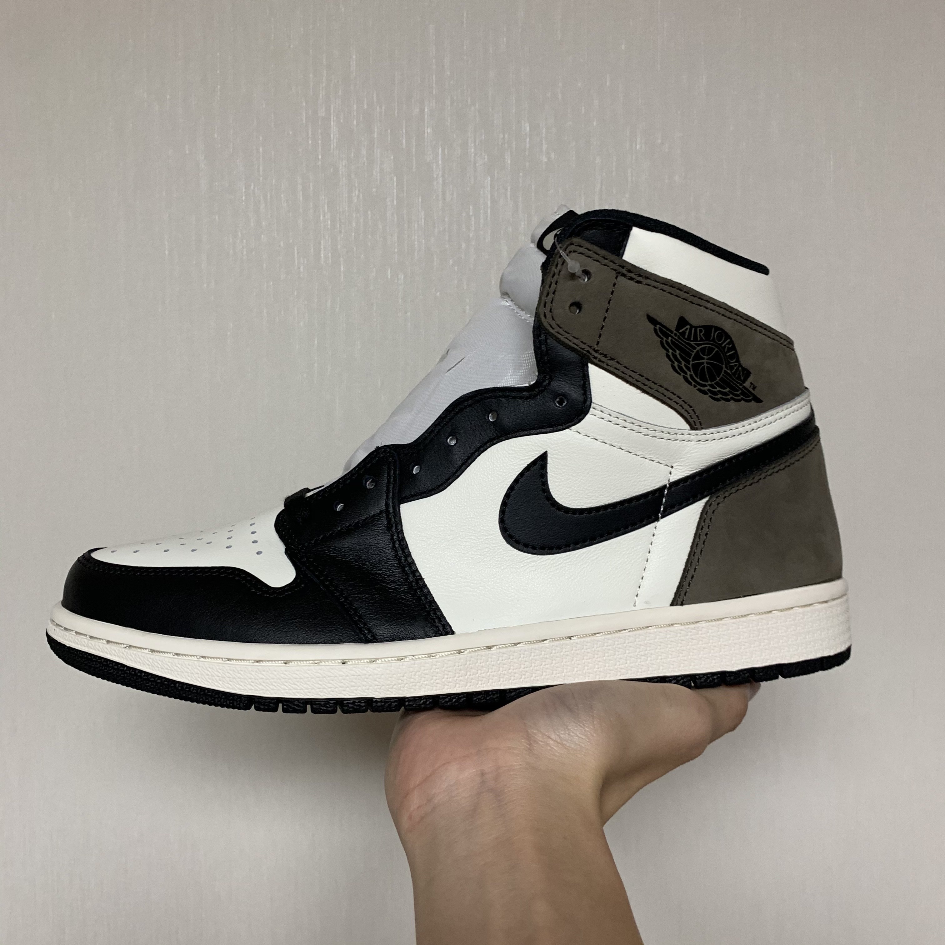 Jordan 1 Retro High OG Black Mocha 착용 스타일 - 2