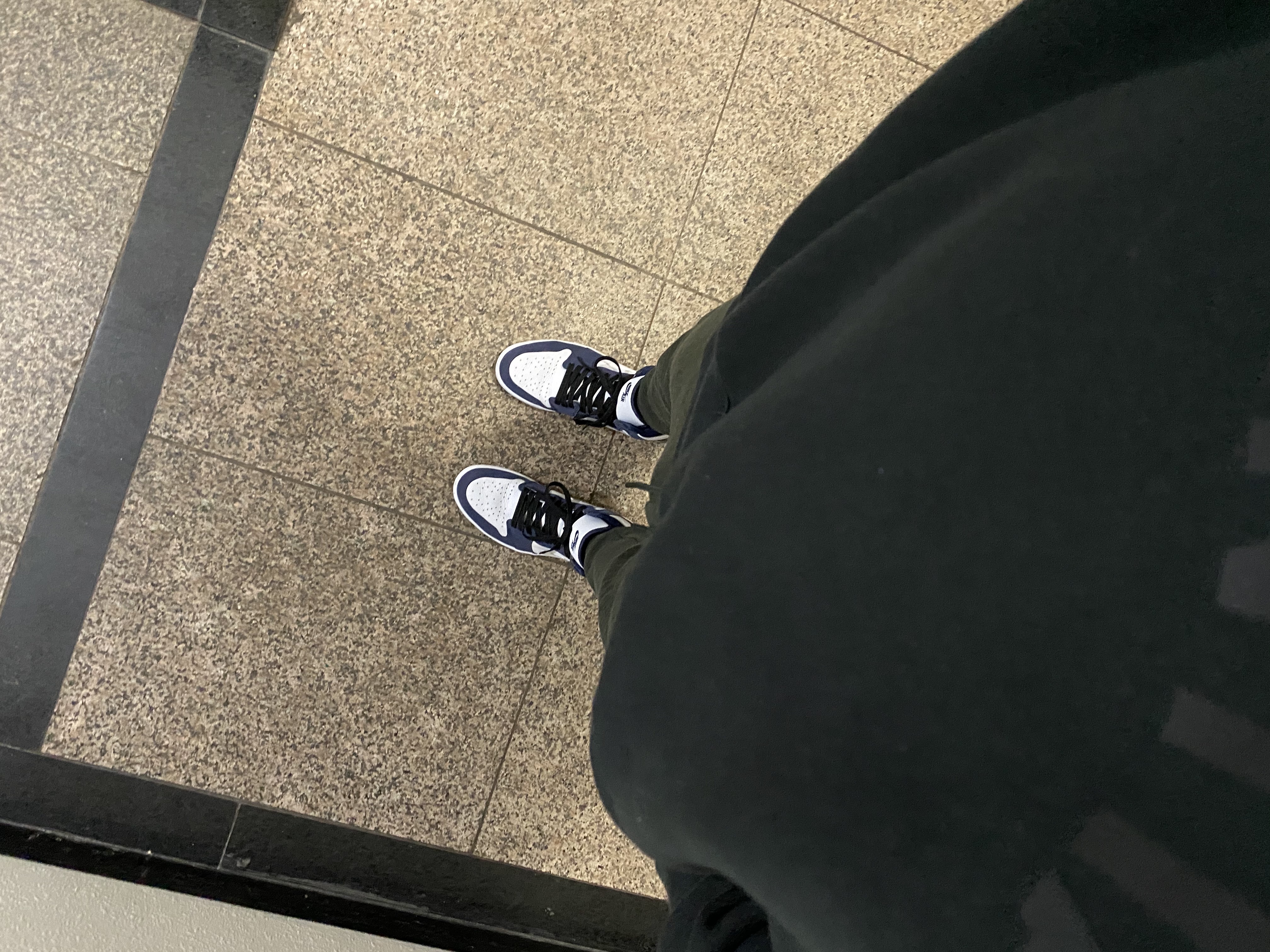 Jordan 1 Retro High OG CO.JP Midnight Navy, Essentials 3D Silicon Applique Crewneck Dark Slate/Black 2020 착용 스타일