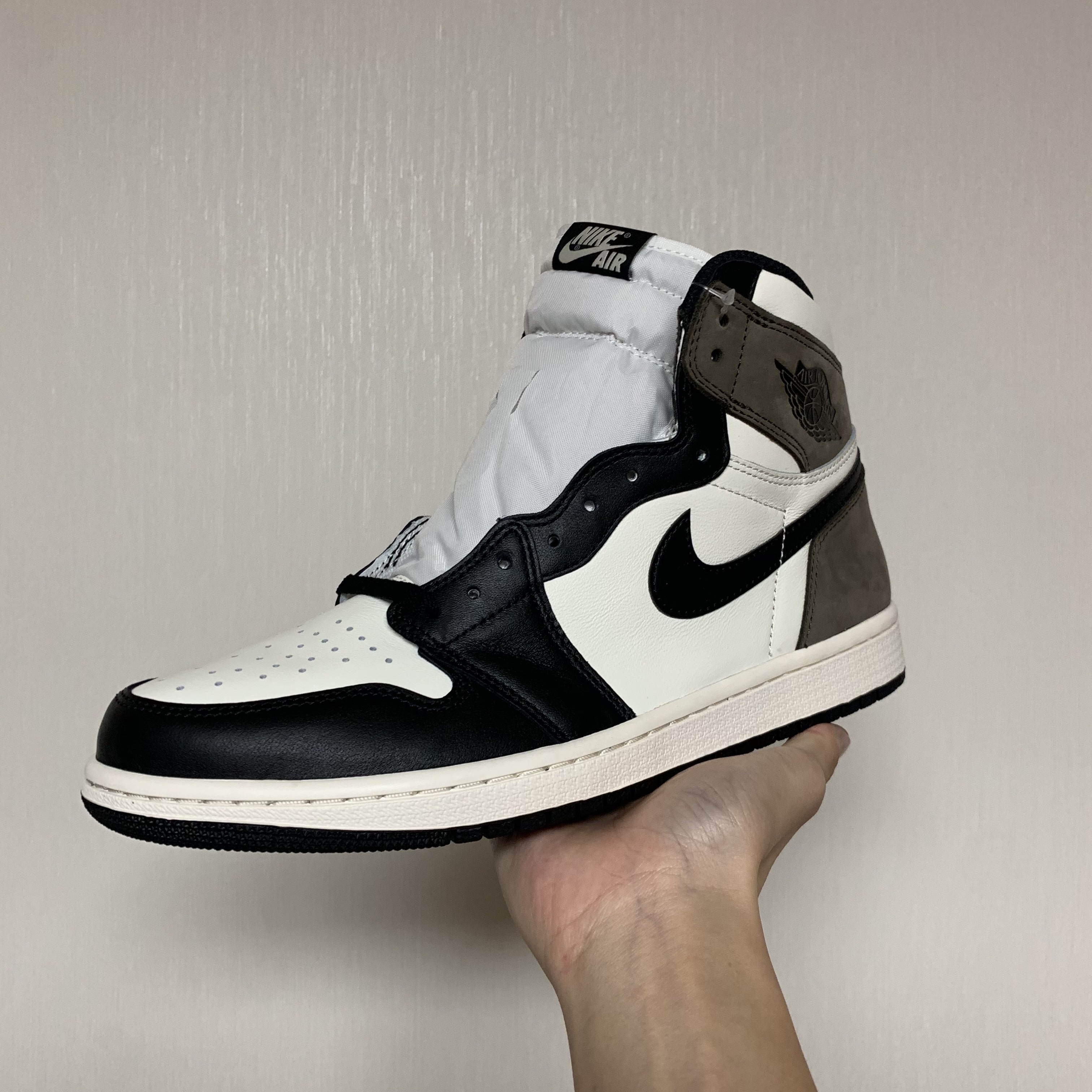 Jordan 1 Retro High OG Black Mocha 착용 스타일 - 1