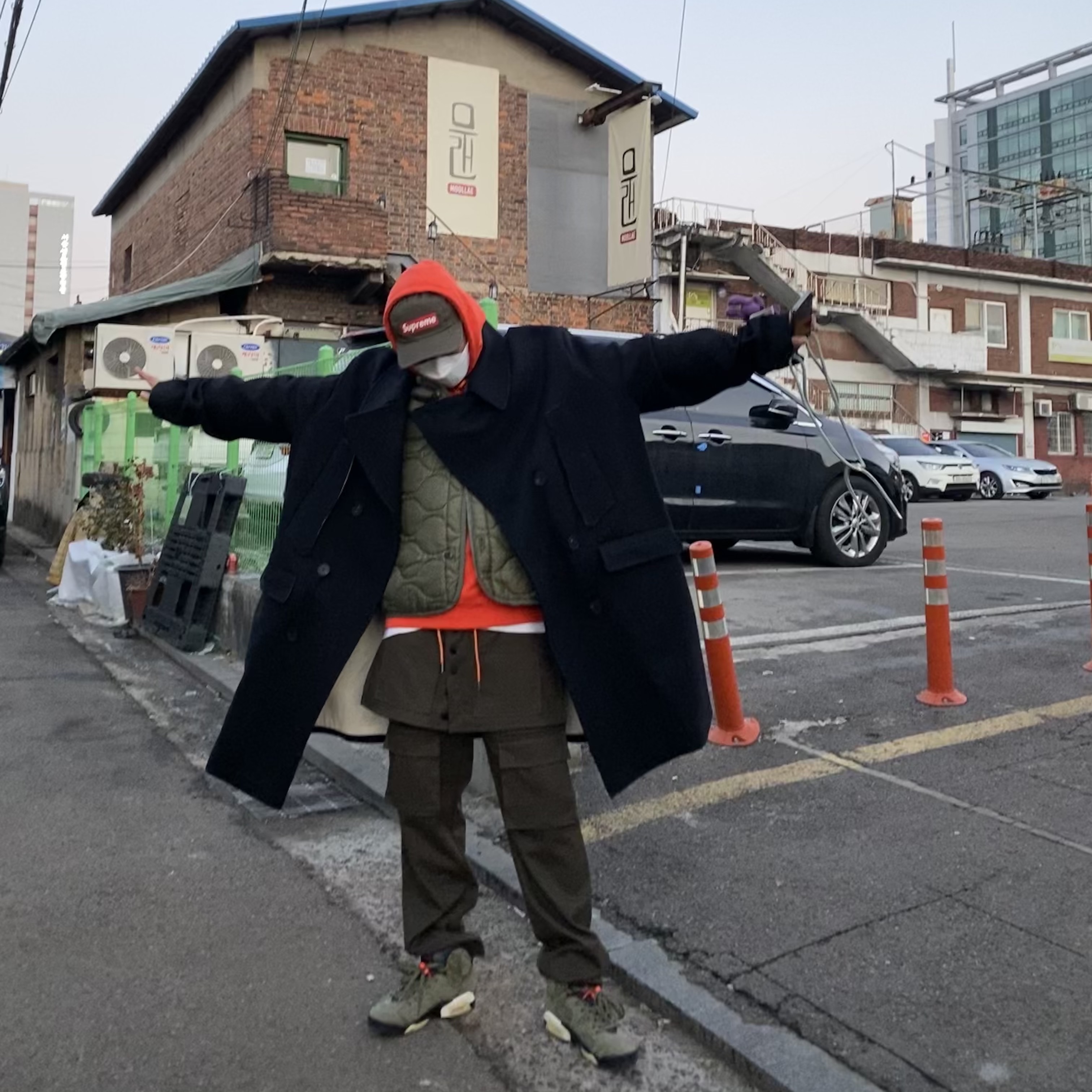 Jordan 6 x Travis Scott Retro Olive, Supreme Inset Logo Camp Cap Olive - 20FW 착용 스타일