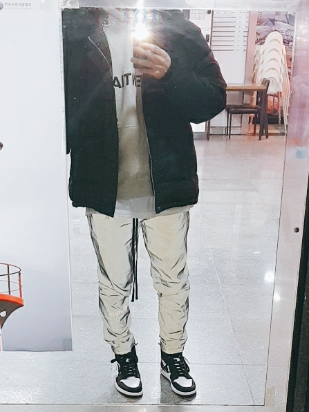 Essentials 3D Silicon Applique Pullover Hoodie Oatmeal/Oatmeal Heather/Light Heather Oatmeal 2020, Essentials Track Pants Reflective Black - 20FW 착용 스타일 - 2