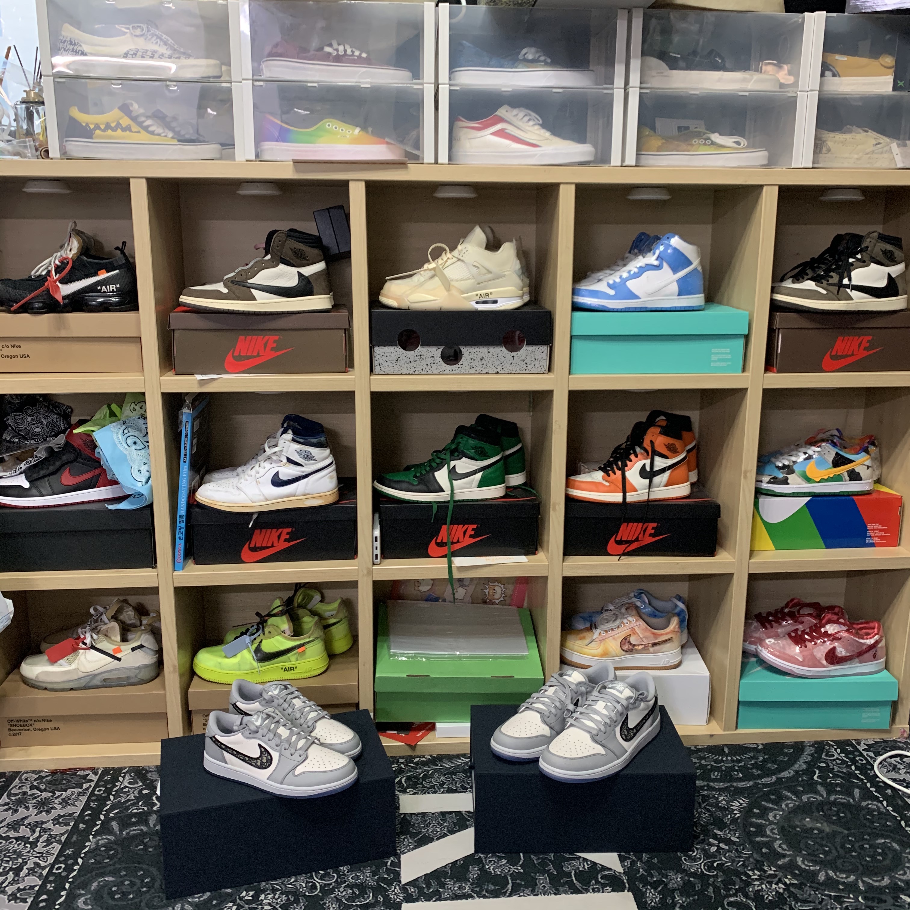 Jordan 1 x Dior Low OG, Nike x Travis Scott Air Force 1 Low Sail 착용 스타일