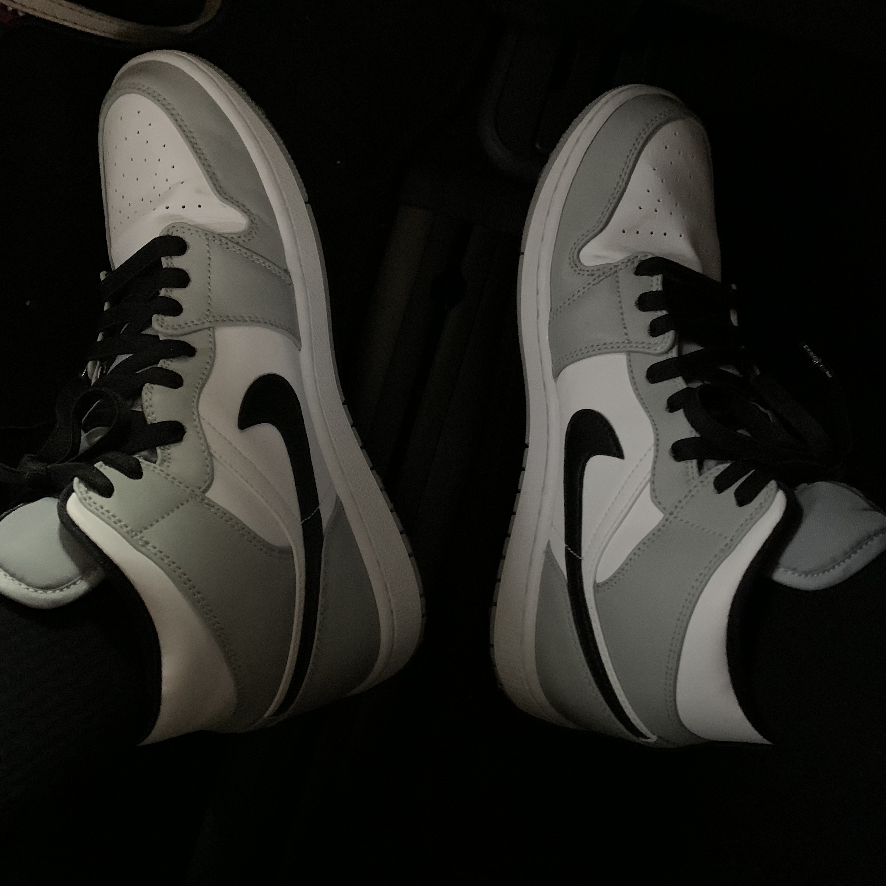Jordan 1 Mid Light Smoke Grey 착용 스타일 - 3