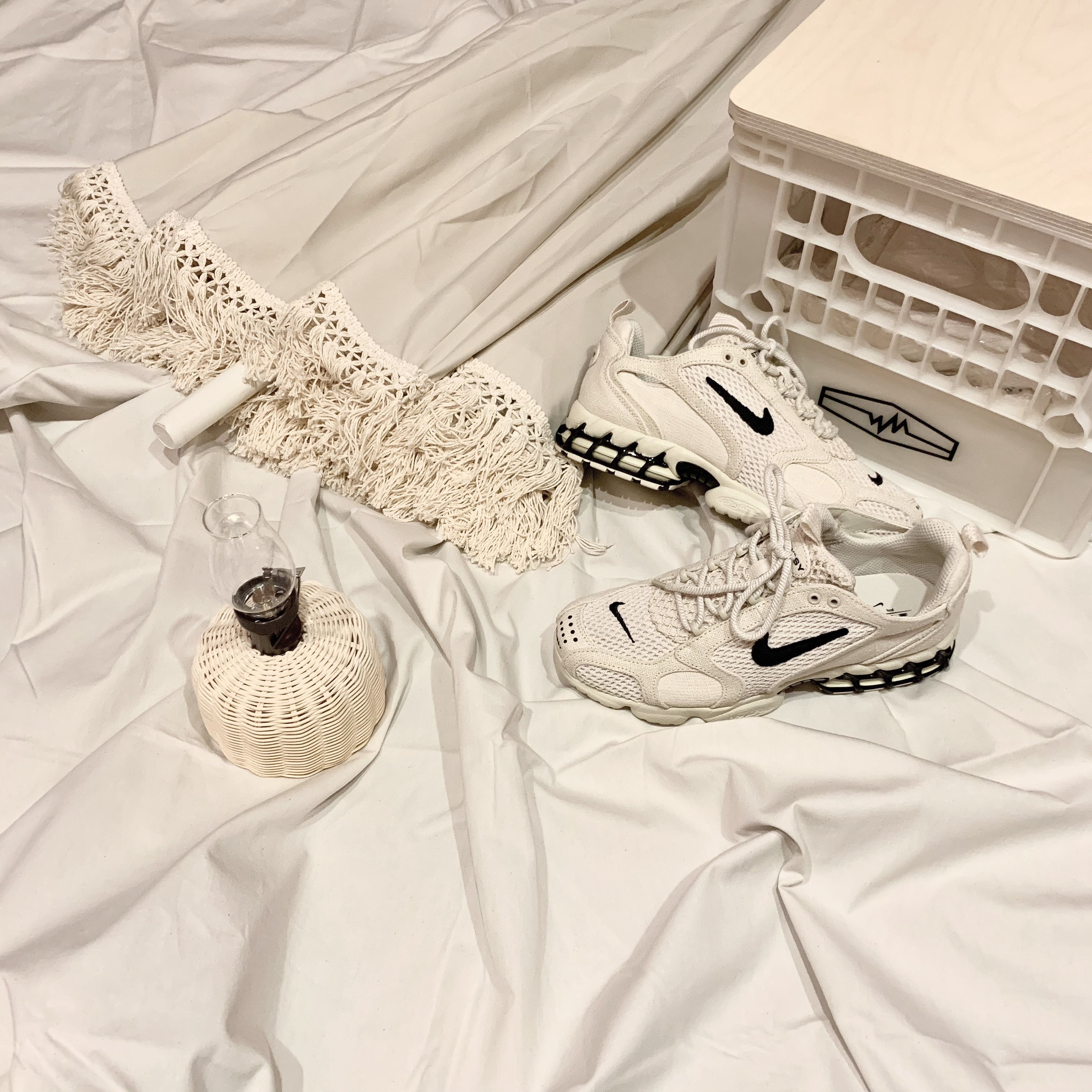 Nike x Stussy Air Zoom Spiridon Cage 2 Fossil, Nike x Sacai LDWaffle White Nylon 착용 스타일 - 4