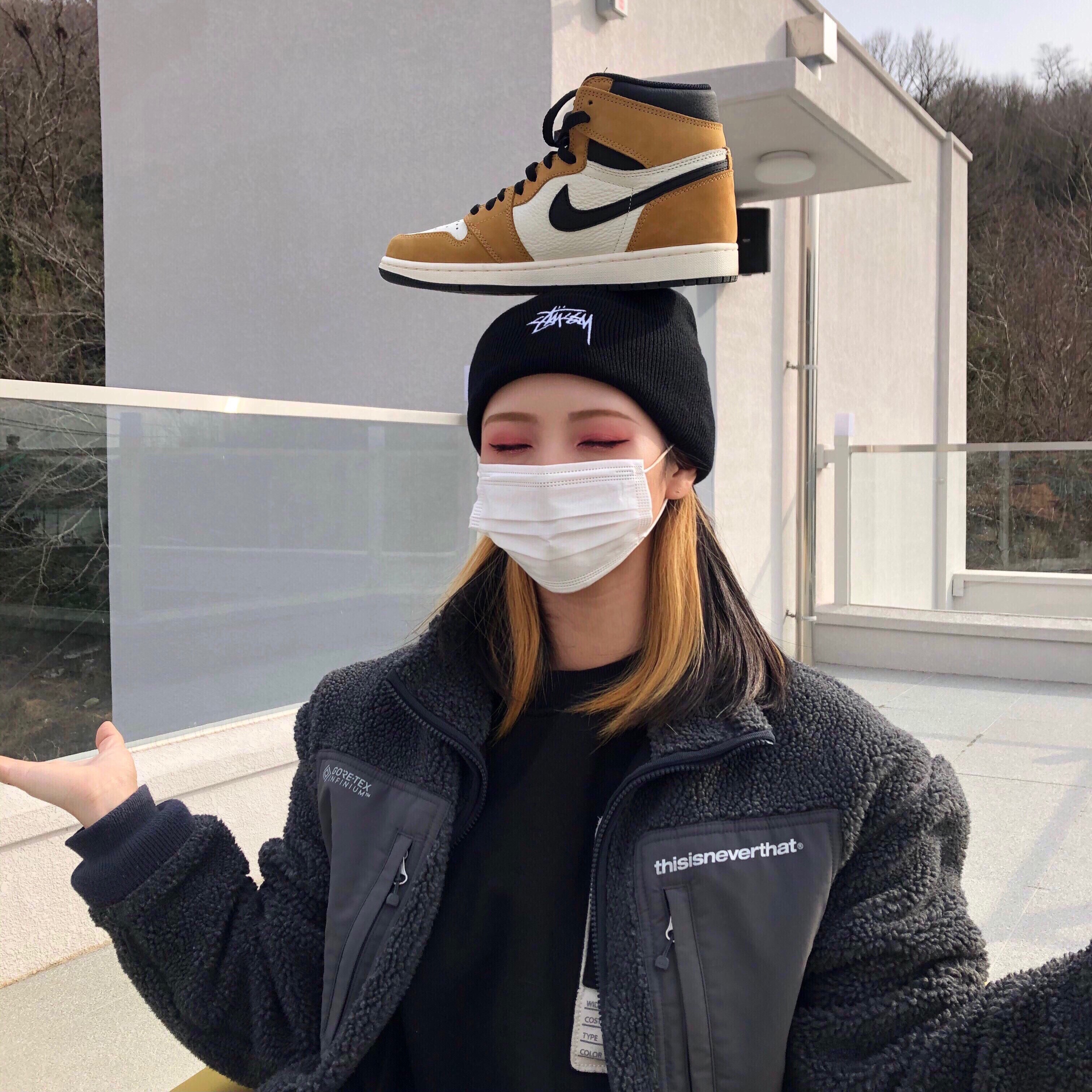 Jordan 1 Retro High Rookie of the Year, Stussy Stock Cuff Beanie Black 착용 스타일 - 1