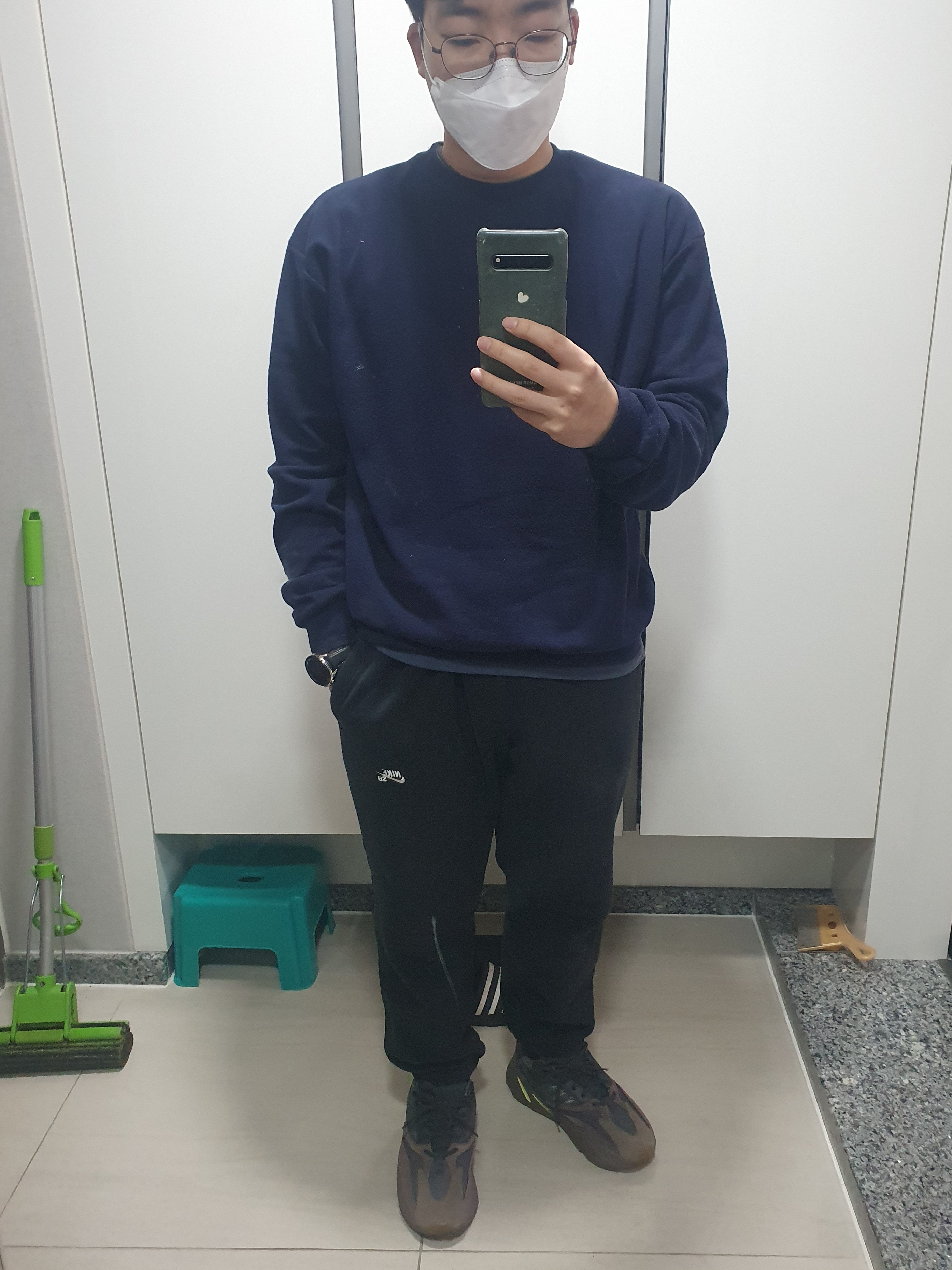 Adidas Yeezy Boost 700 Mauve 착용 스타일