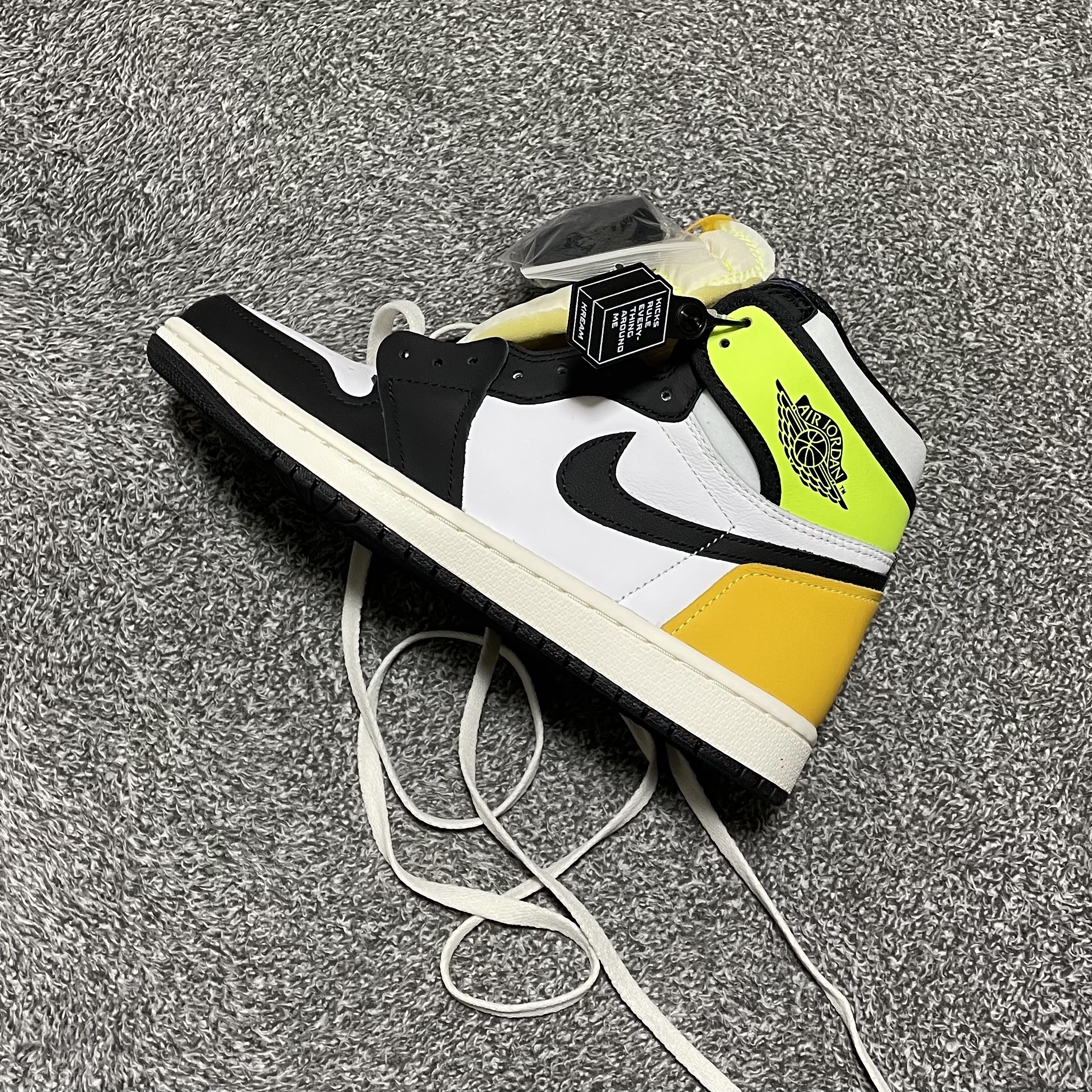 Jordan 1 Retro High OG Volt Gold 착용 스타일 - 4