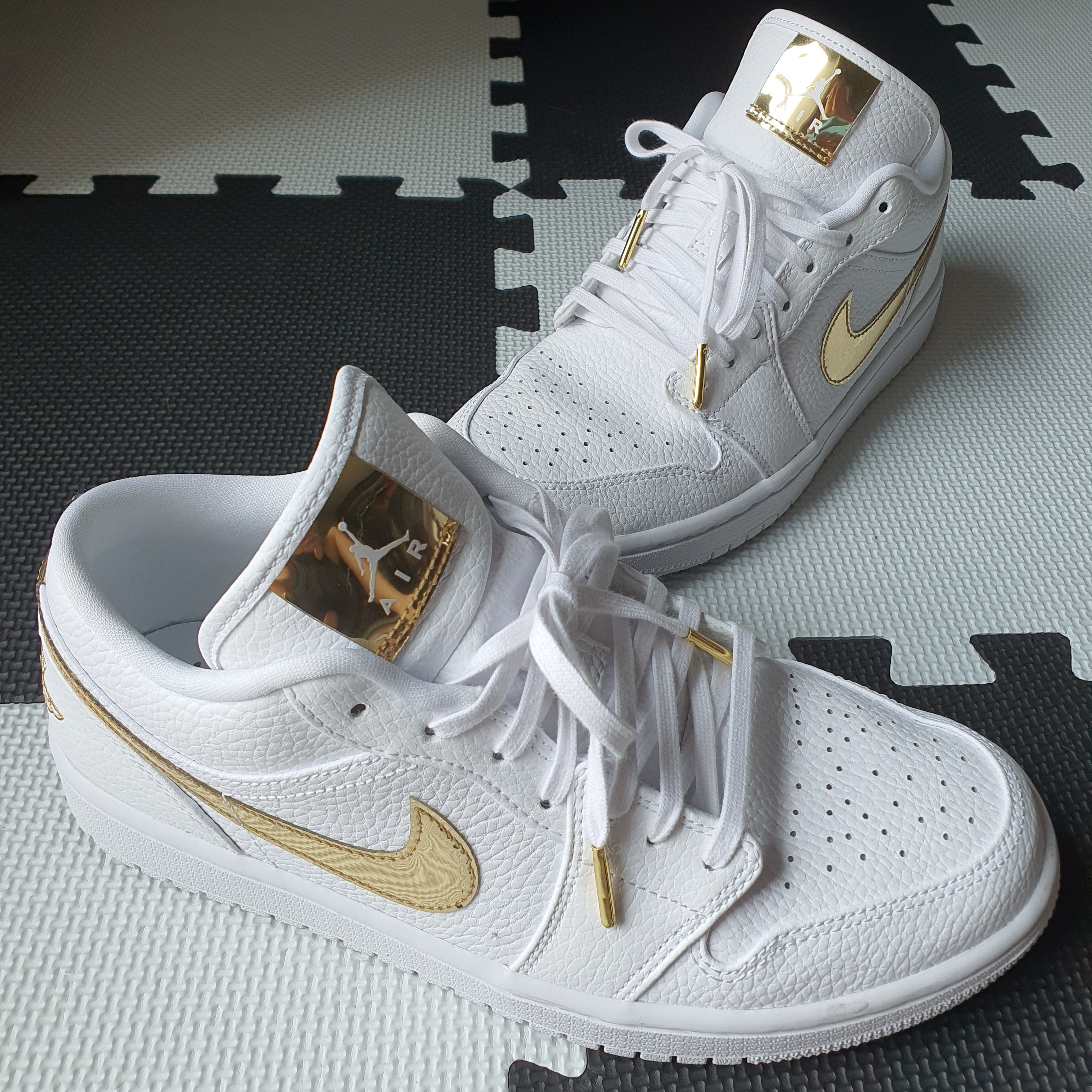 (W) Jordan 1 Low SE White Metallic Gold 착용 스타일