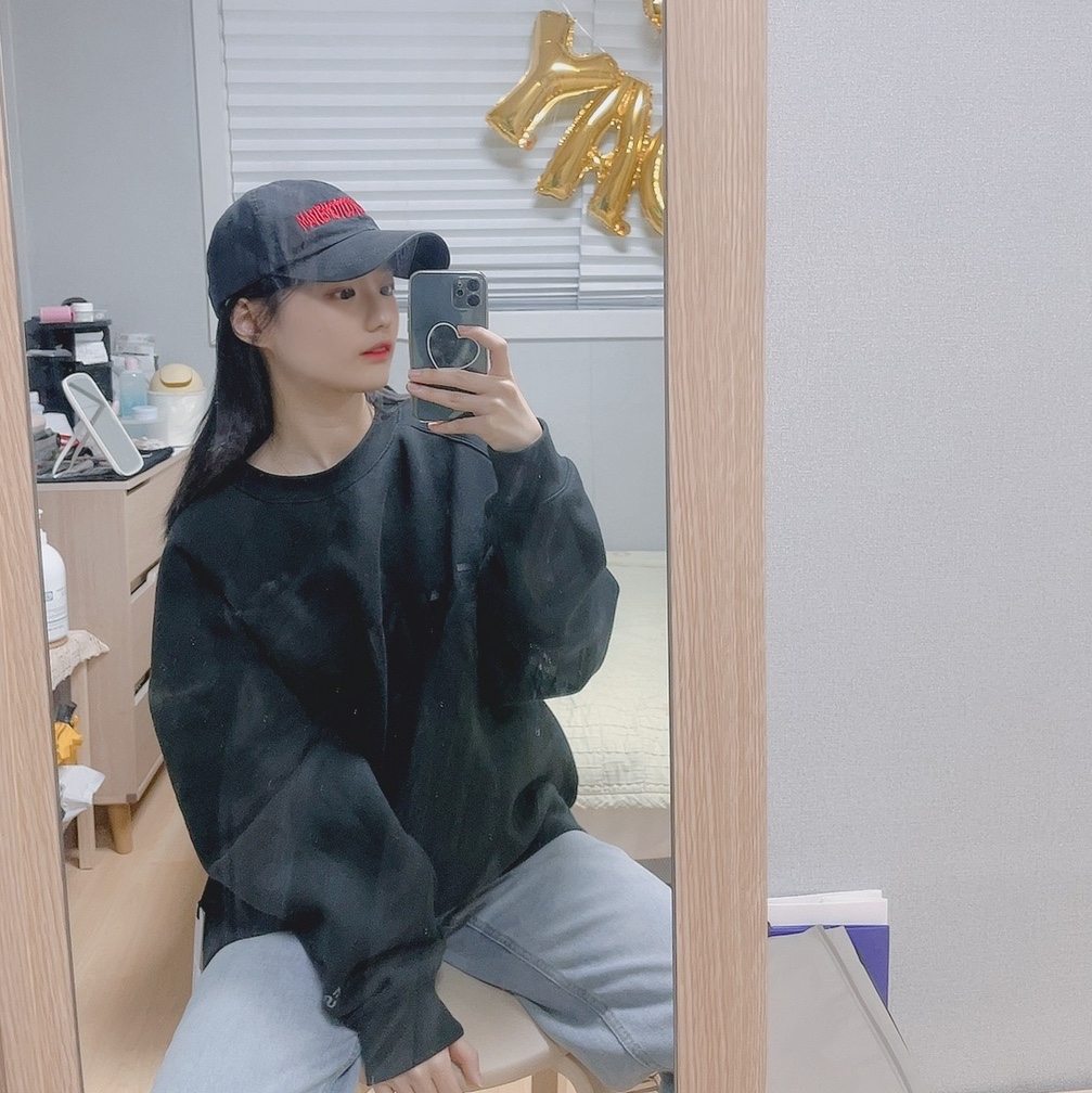 Essentials 3D Silicon Applique Crewneck Dark Slate/Black 2020 착용 스타일