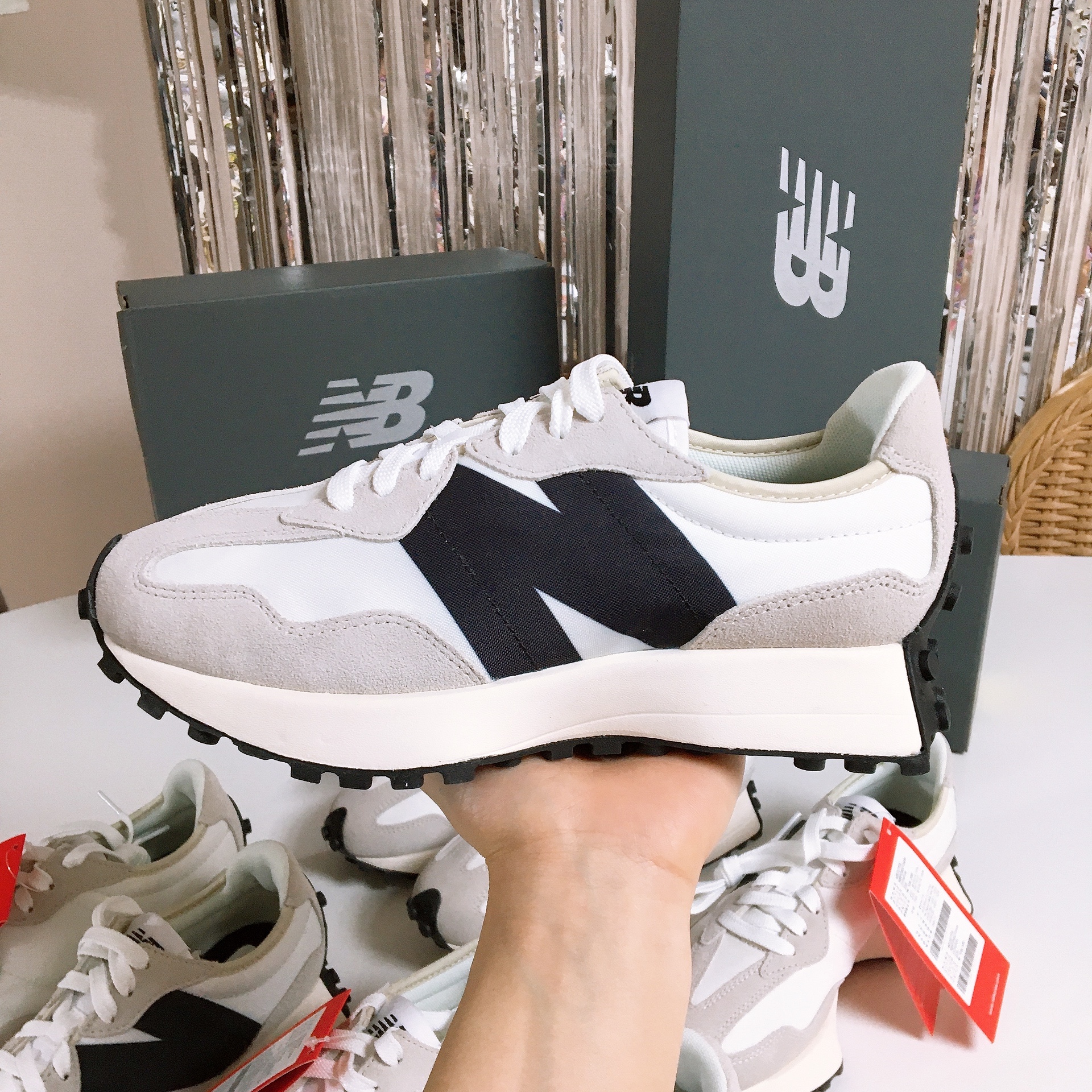 New Balance 327 White Black 착용 스타일 - 3