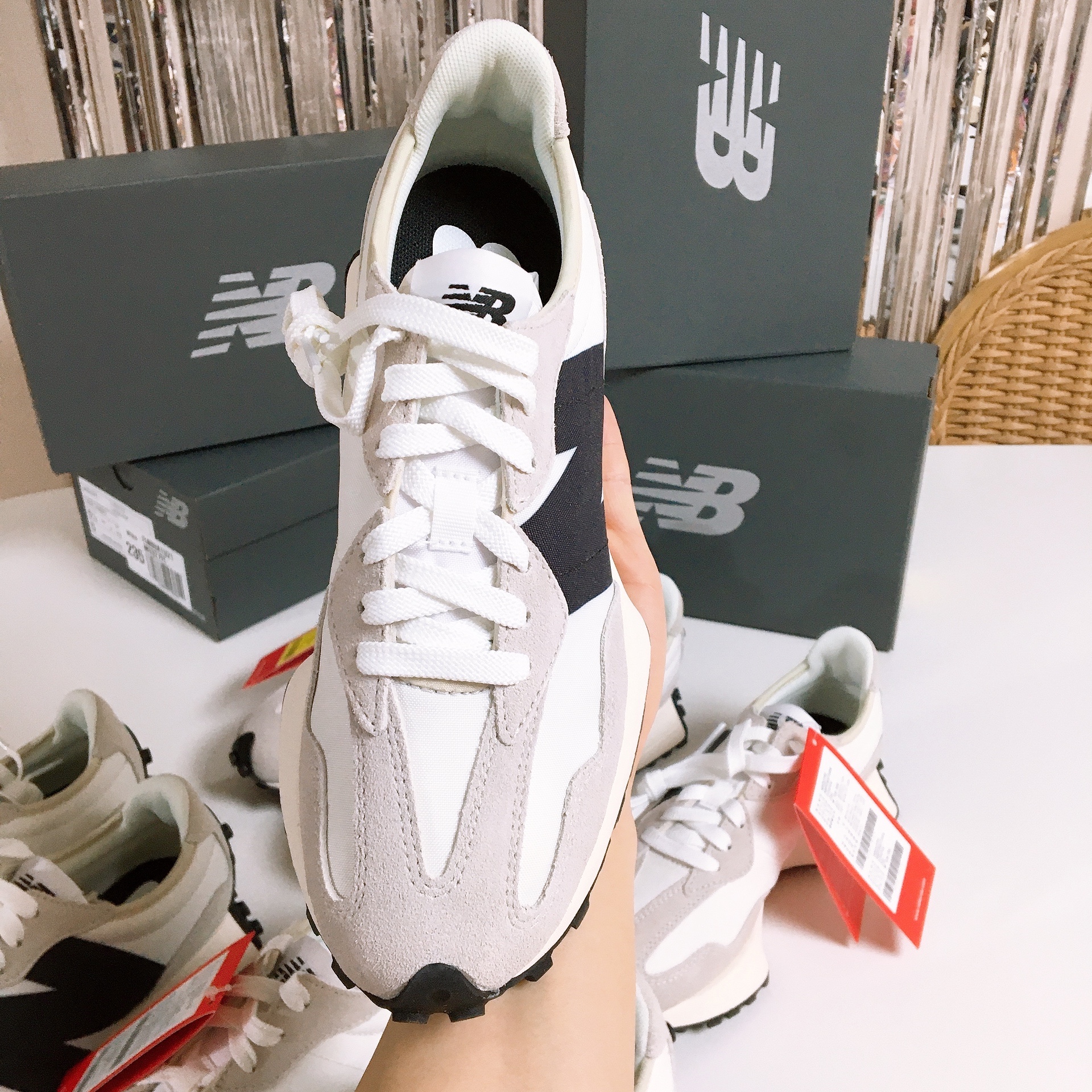 New Balance 327 White Black 착용 스타일 - 4