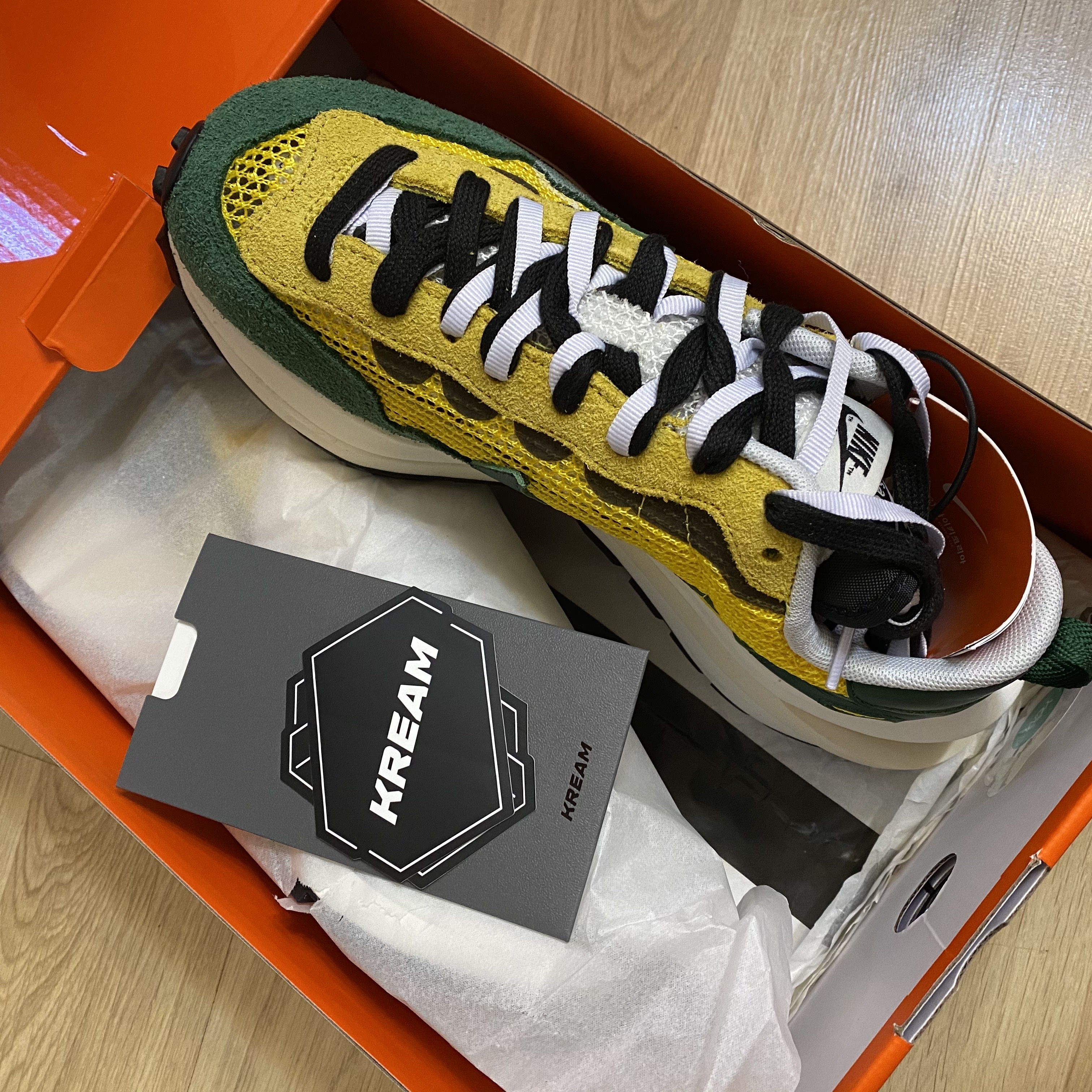 Nike x Sacai VaporWaffle Tour Yellow & Gorge Green Sail 착용 스타일