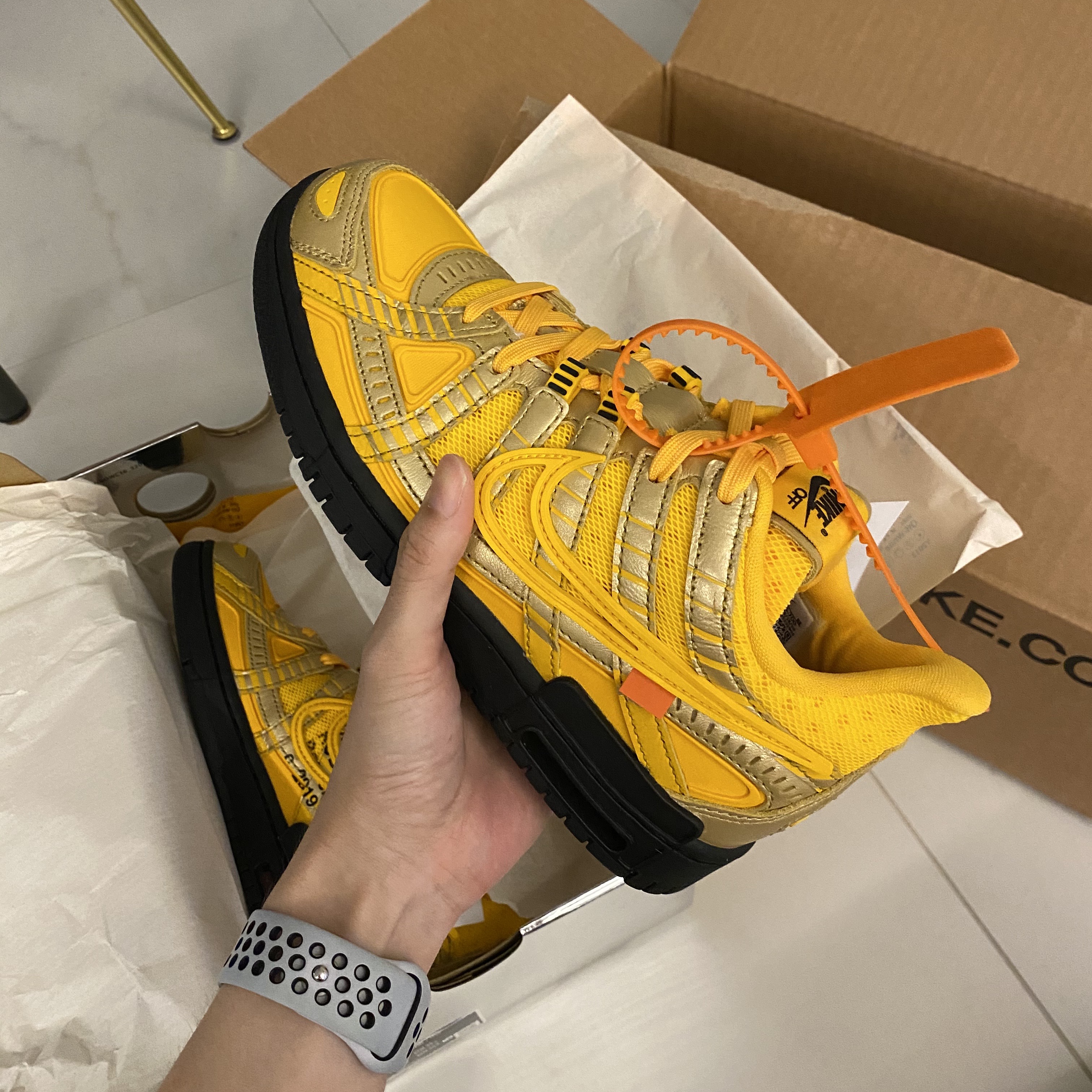 Nike x Off-White Air Rubber Dunk University Gold 착용 스타일