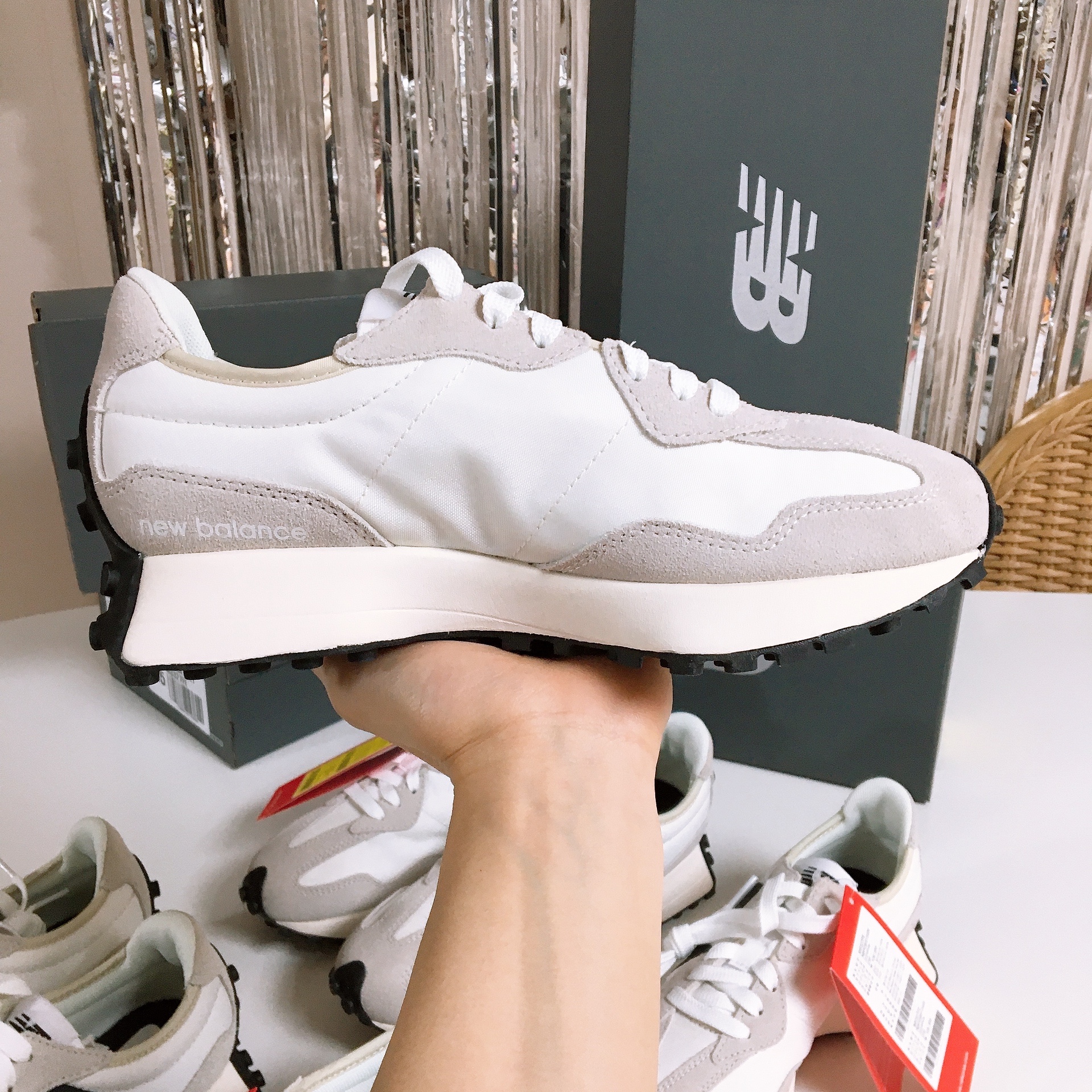 New Balance 327 White Black 착용 스타일 - 5