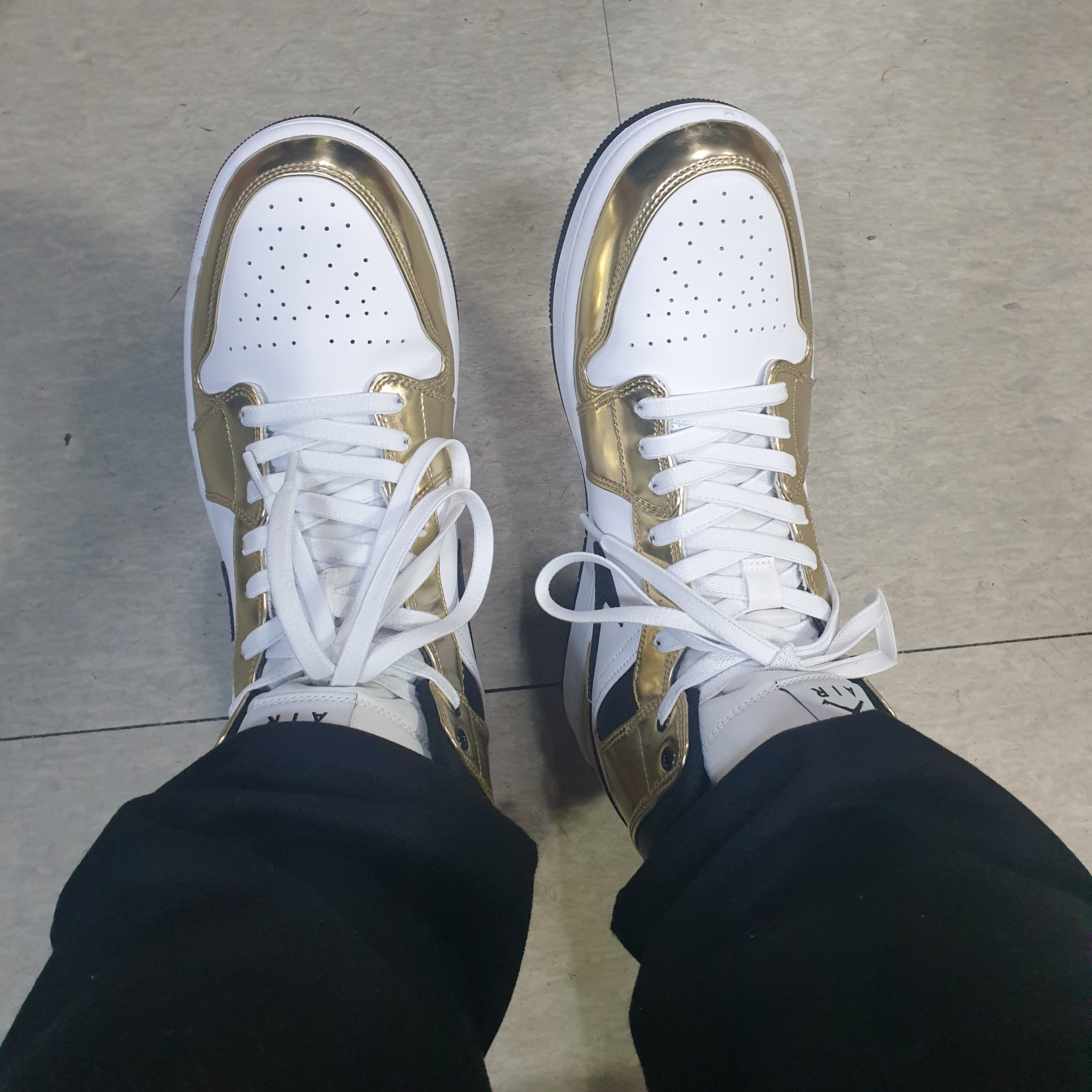 Jordan 1 Mid SE Metallic Gold 착용 스타일