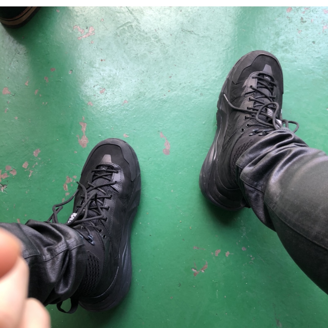 Hoka Kaha Gore-Tex Black Phantom 착용 스타일