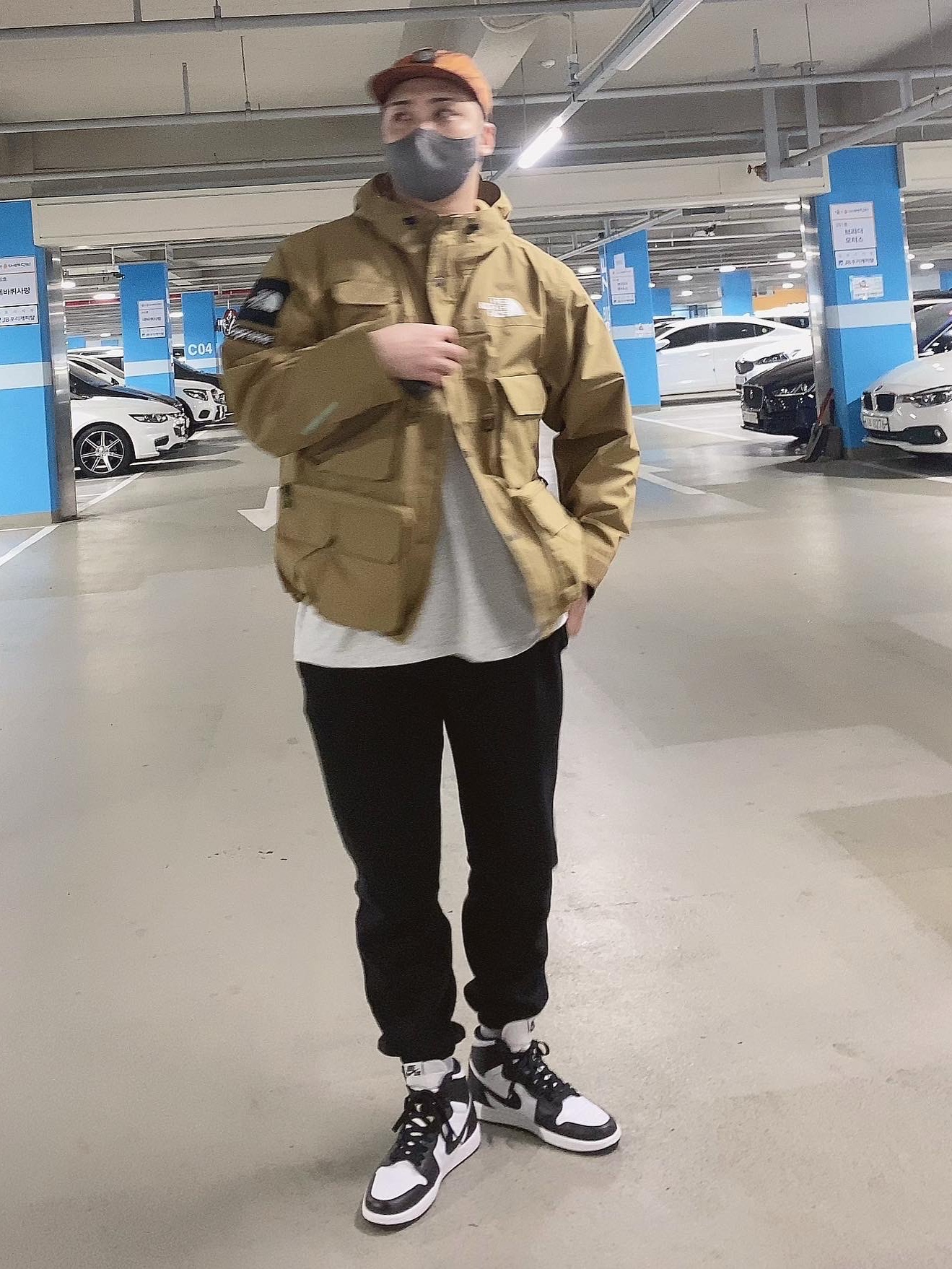 Supreme x The North Face Cargo Jacket Gold - 20SS, Jordan 1 Retro High OG Black White 2014 착용 스타일