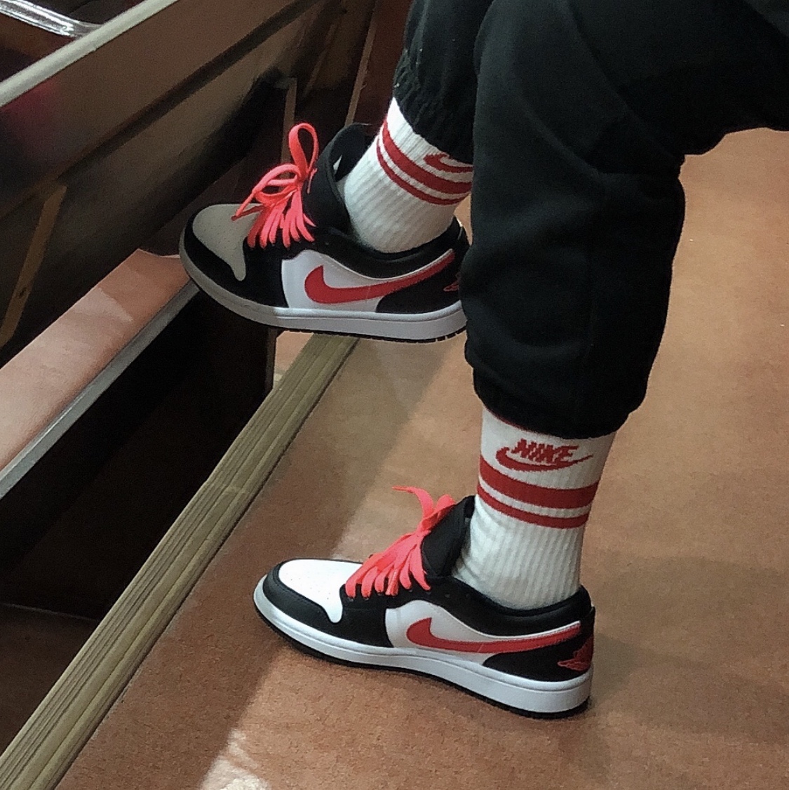 (W) Jordan 1 Low Black Siren Red, Nike x Off-White Air Rubber Dunk Green Strike 착용 스타일 - 1